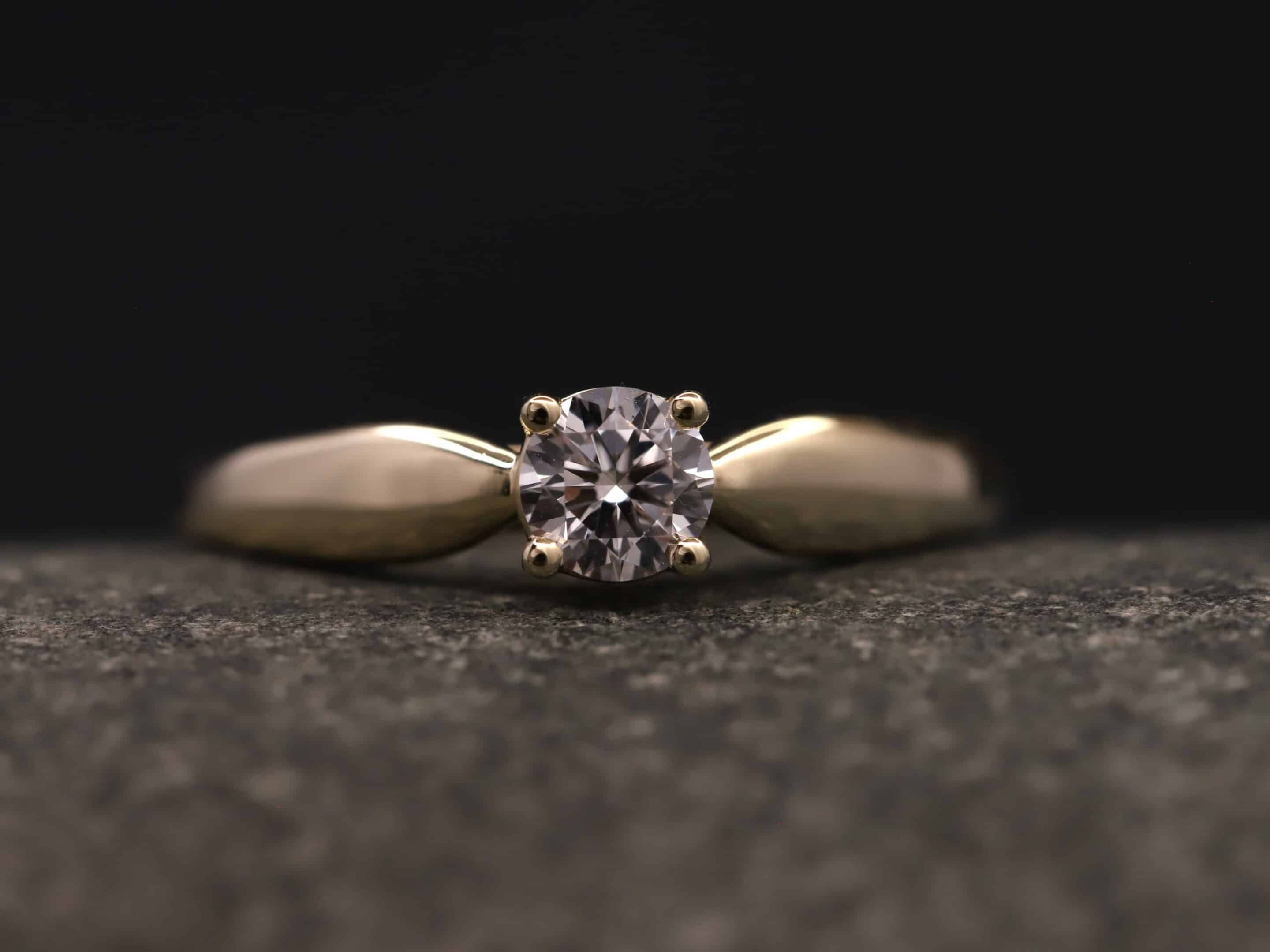 Verlobungsring 585er Gelbgold mit 0,40ct synthetischem Diamanten im Brillantschliff