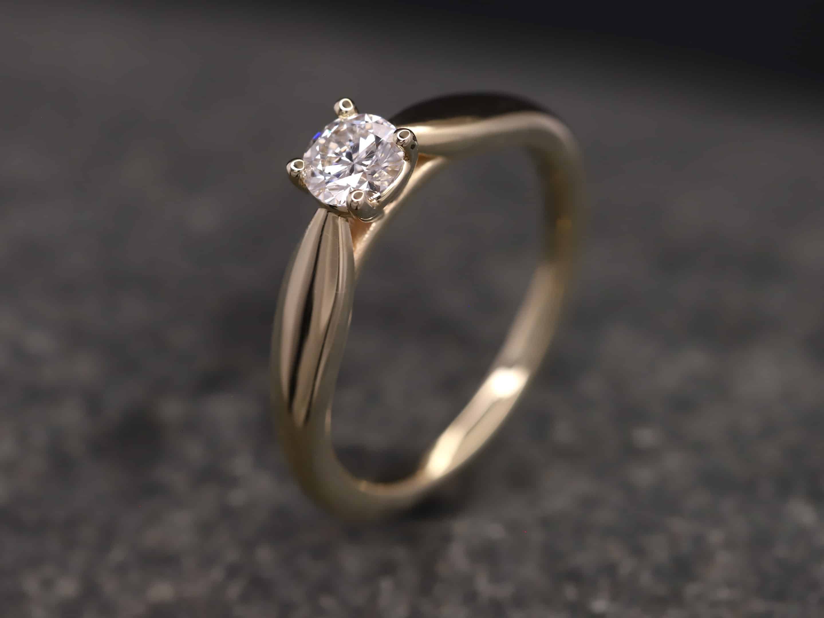 Verlobungsring 585er Gelbgold mit 0,40ct synthetischem Diamanten im Brillantschliff – Bild 4