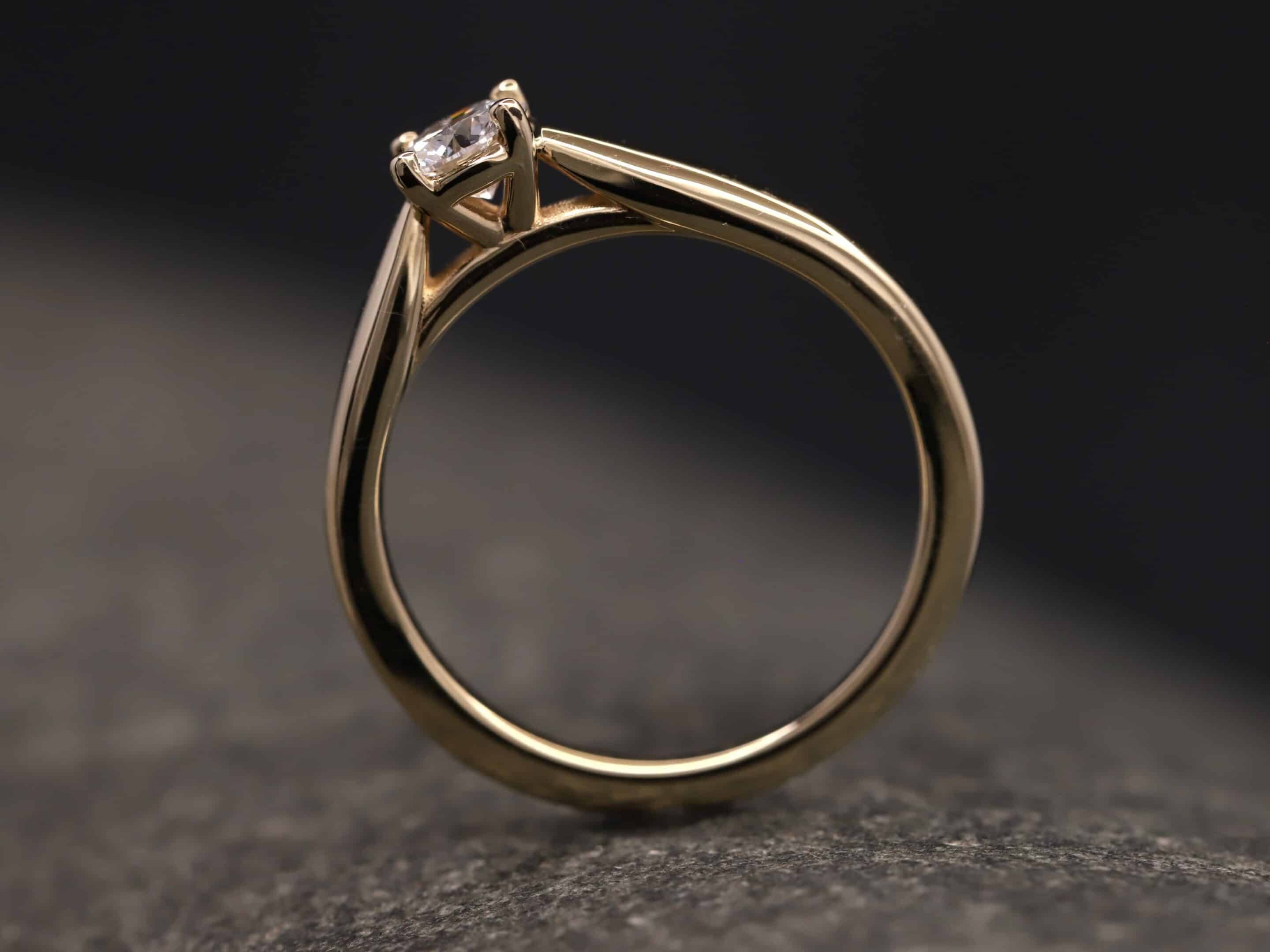 Verlobungsring 585er Gelbgold mit 0,40ct synthetischem Diamanten im Brillantschliff – Bild 8