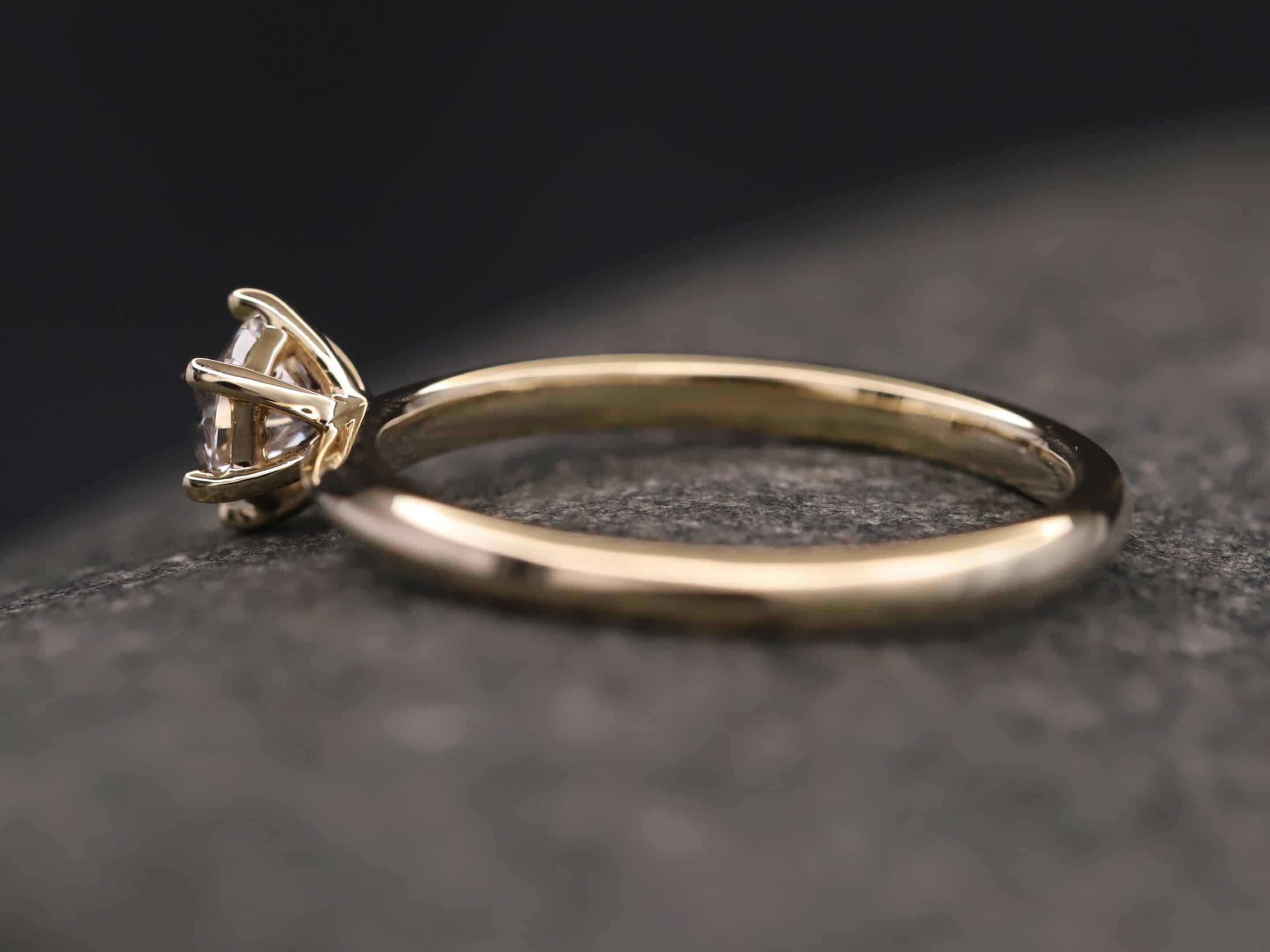 Verlobungsring 585er Gelbgold mit 0,57ct synthetischem Diamanten im Brillantschliff – Bild 8