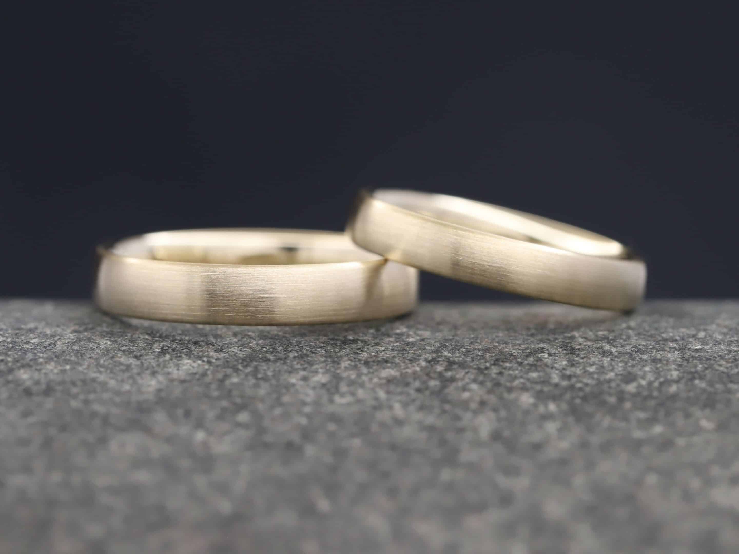Trauringe in 585er Sattgelbgold Ovales Profil mit 1,5mm Stärke