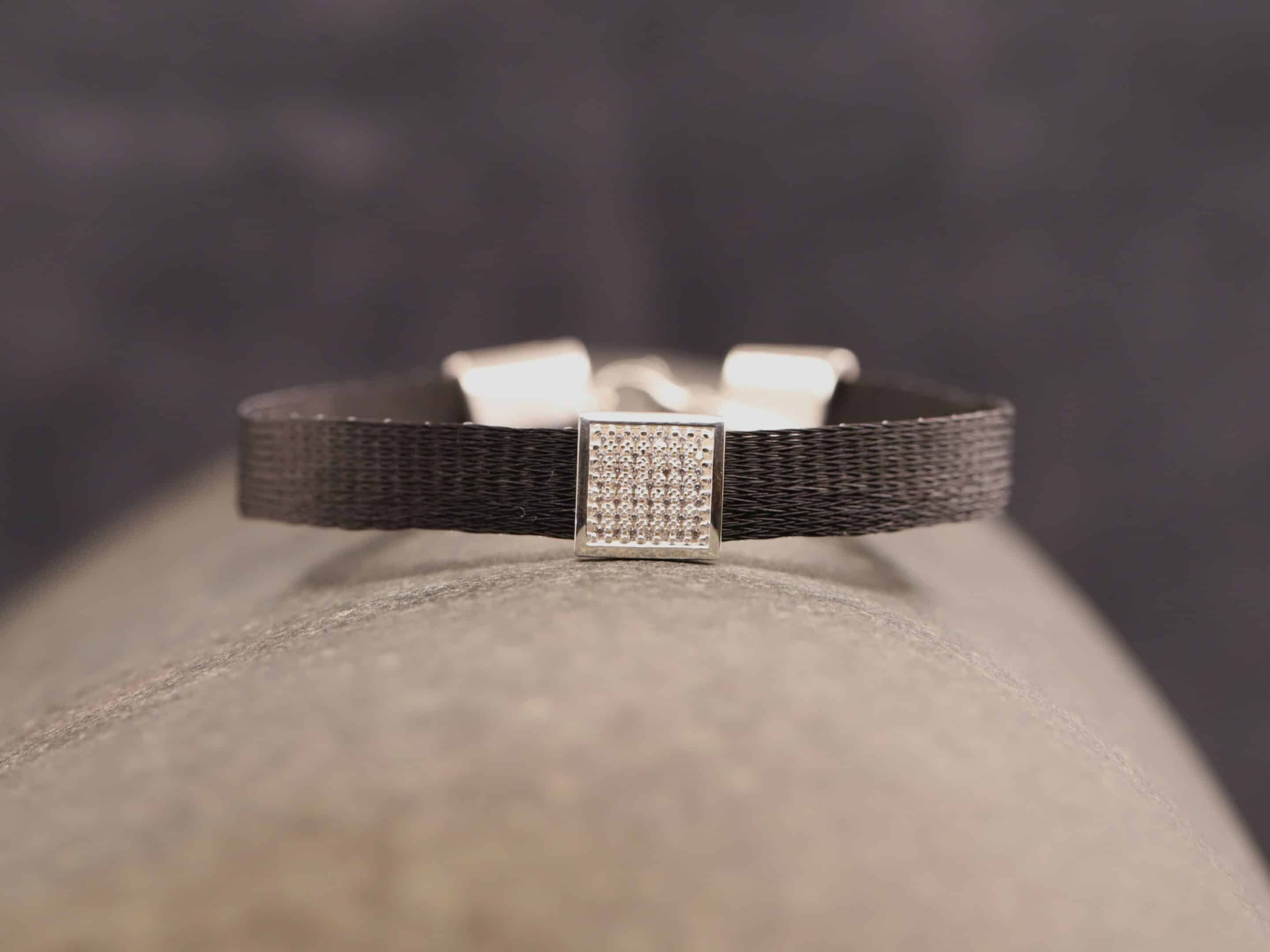 Pferdehaararmband 925er Silber 9mm breit mit einem Zwischenelement in Zirkonia ausgefast