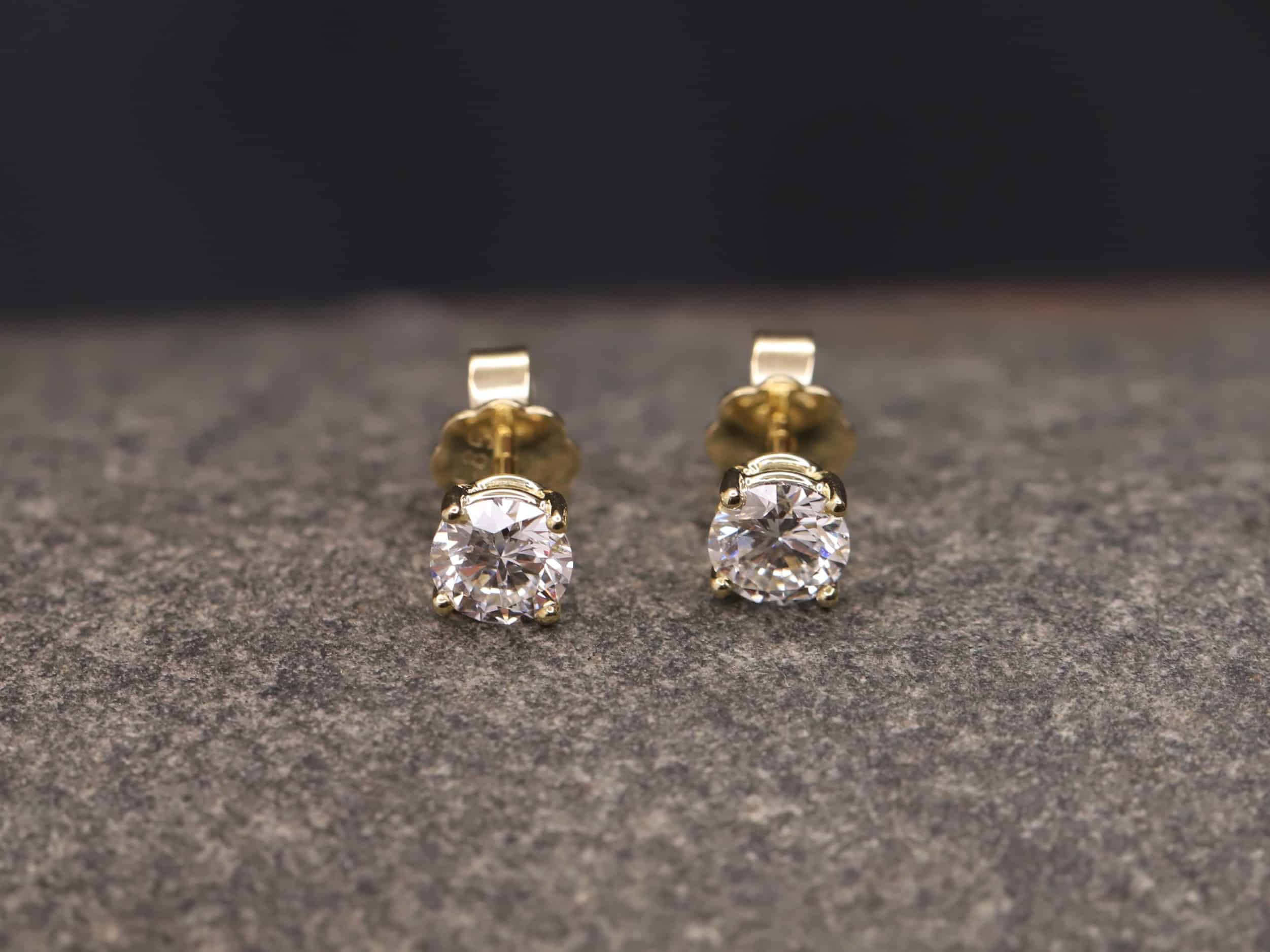 1,2ct Brillantstecker in 585er Gelbgold mit einer Viergriff Fassung (4 Krappen je Stein, synthetische Brillanten) – Bild 2