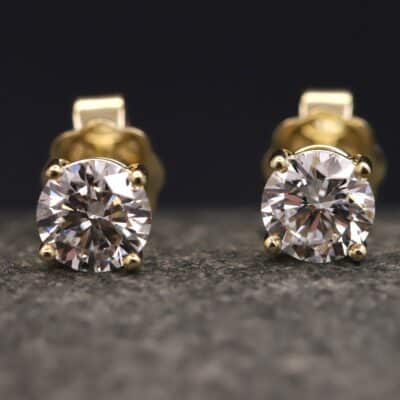 1,2ct Brillantstecker in 585er Gelbgold mit einer Viergriff Fassung (4 Krappen je Stein, synthetische Brillanten)