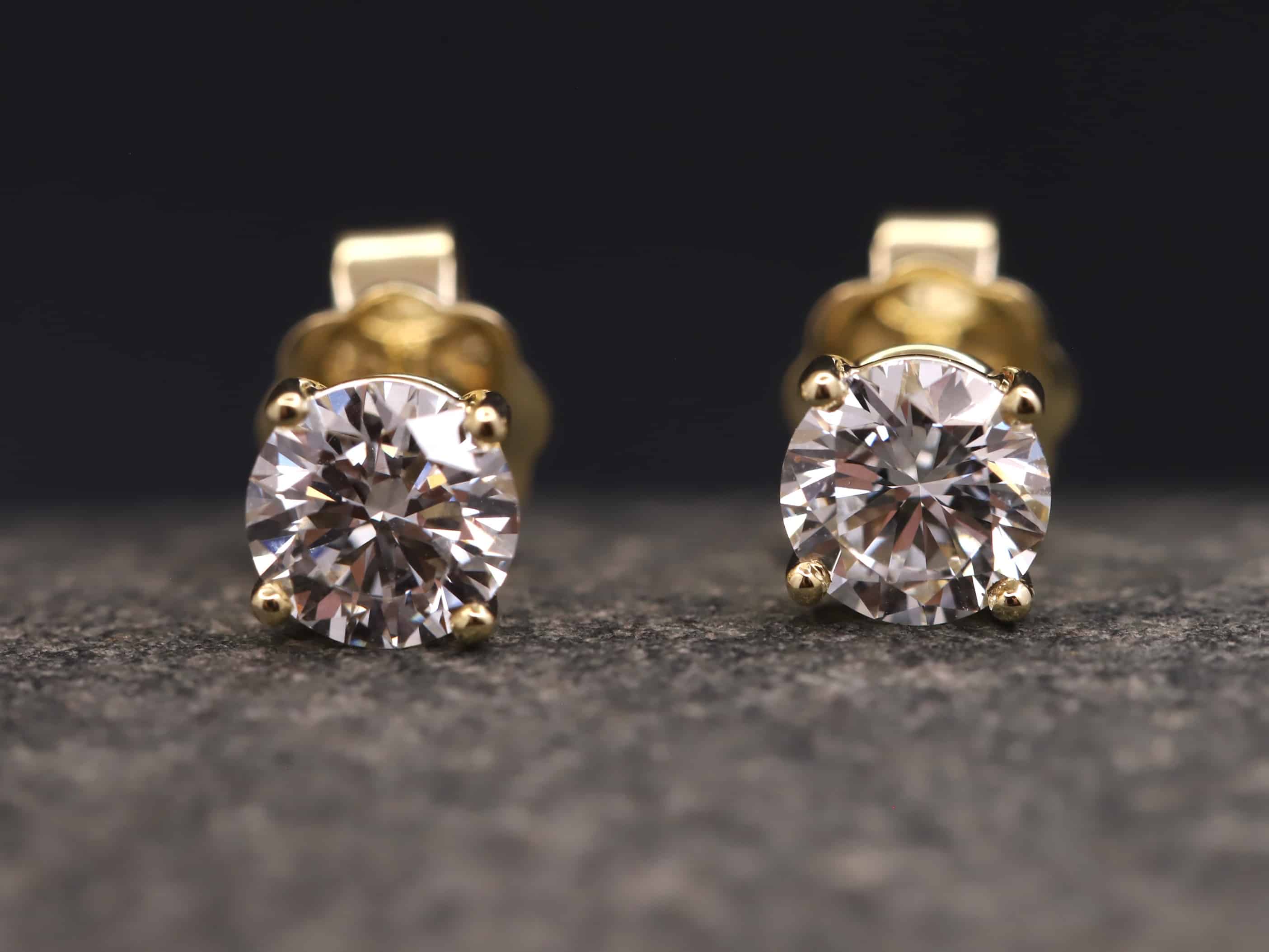 1,2ct Brillantstecker in 585er Gelbgold mit einer Viergriff Fassung (4 Krappen je Stein, synthetische Brillanten)