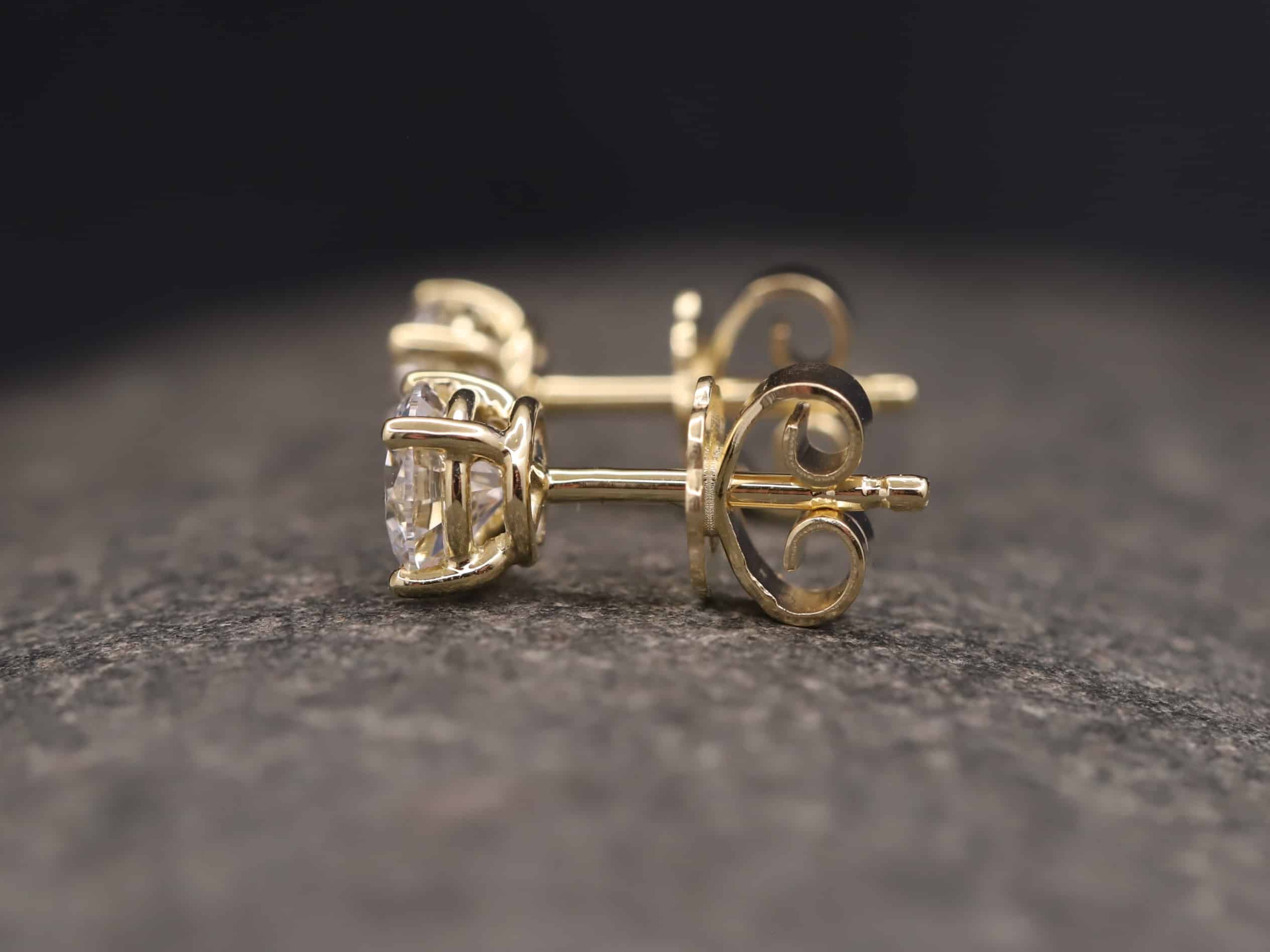 1,2ct Brillantstecker in 585er Gelbgold mit einer Viergriff Fassung (4 Krappen je Stein, synthetische Brillanten) – Bild 3