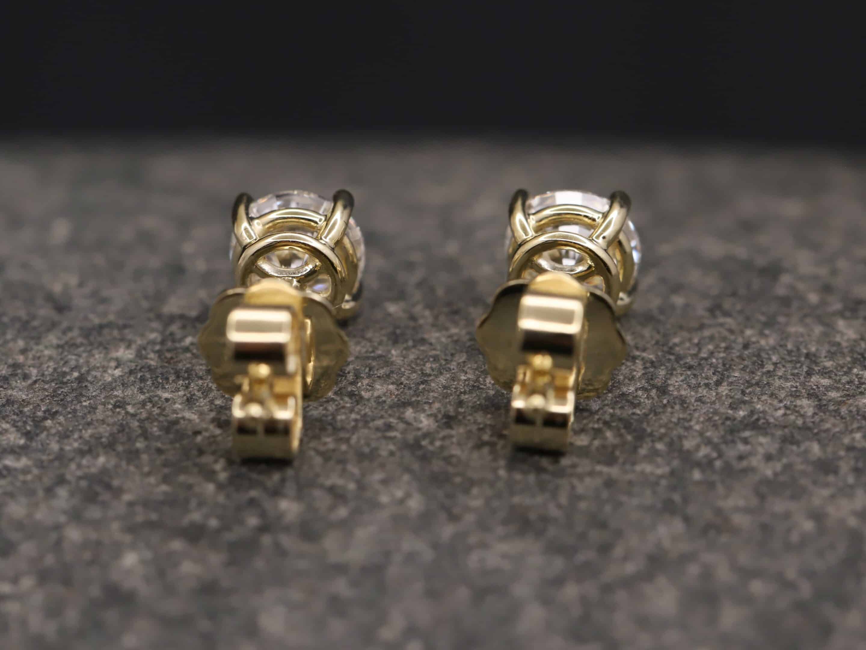 1,2ct Brillantstecker in 585er Gelbgold mit einer Viergriff Fassung (4 Krappen je Stein, synthetische Brillanten) – Bild 4