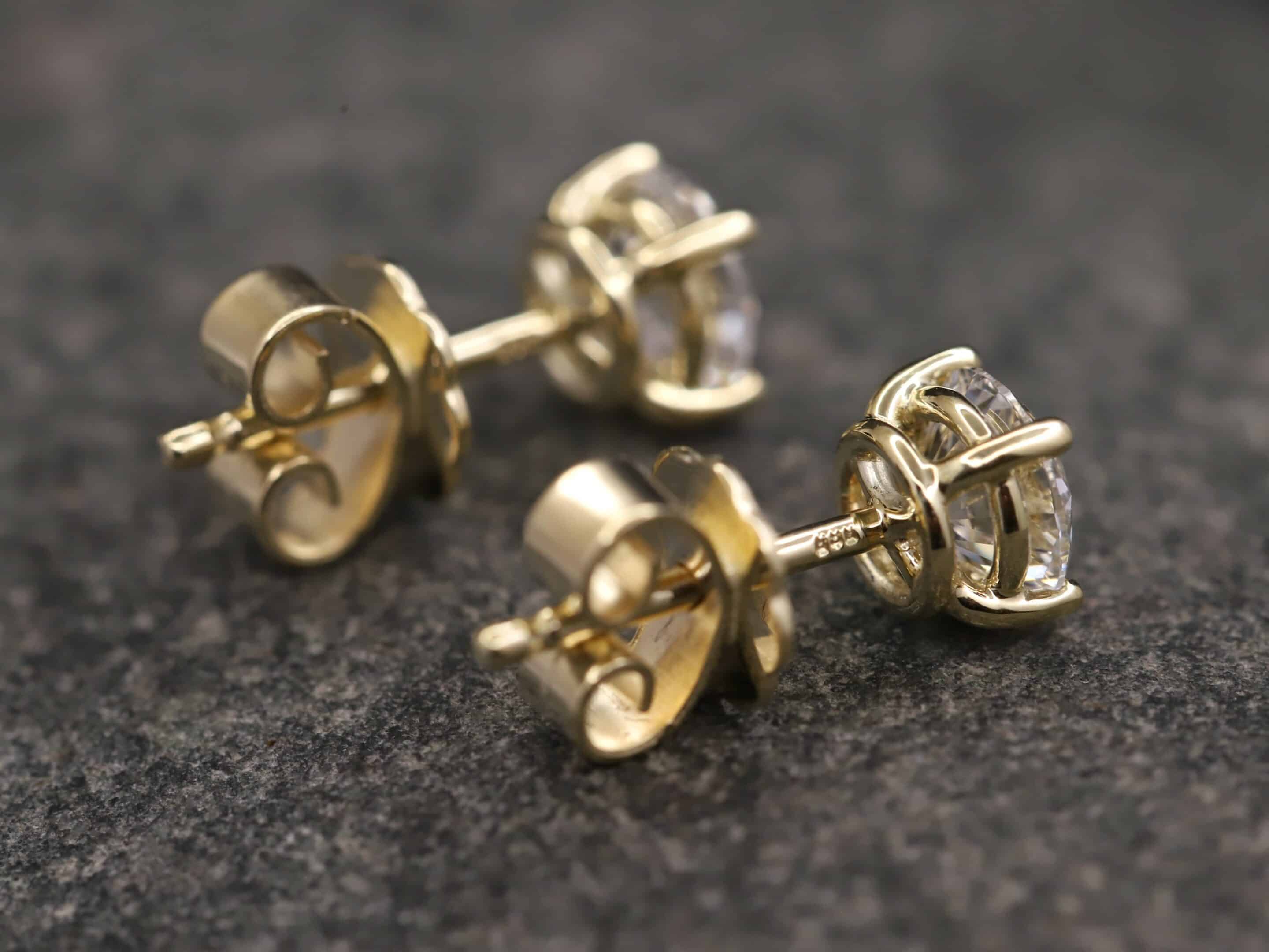 1,2ct Brillantstecker in 585er Gelbgold mit einer Viergriff Fassung (4 Krappen je Stein, synthetische Brillanten) – Bild 5