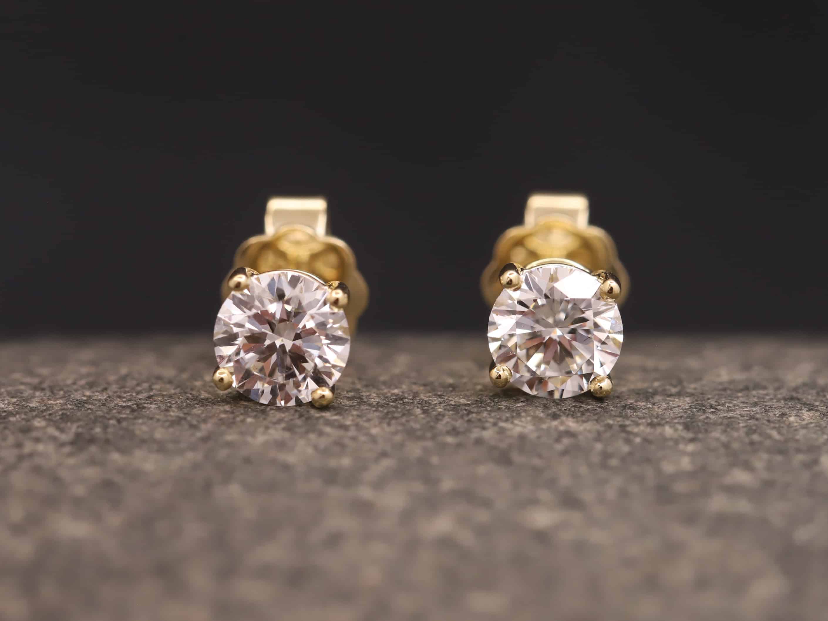 1,2ct Brillantstecker in 585er Gelbgold mit einer Viergriff Fassung (4 Krappen je Stein, synthetische Brillanten) – Bild 6