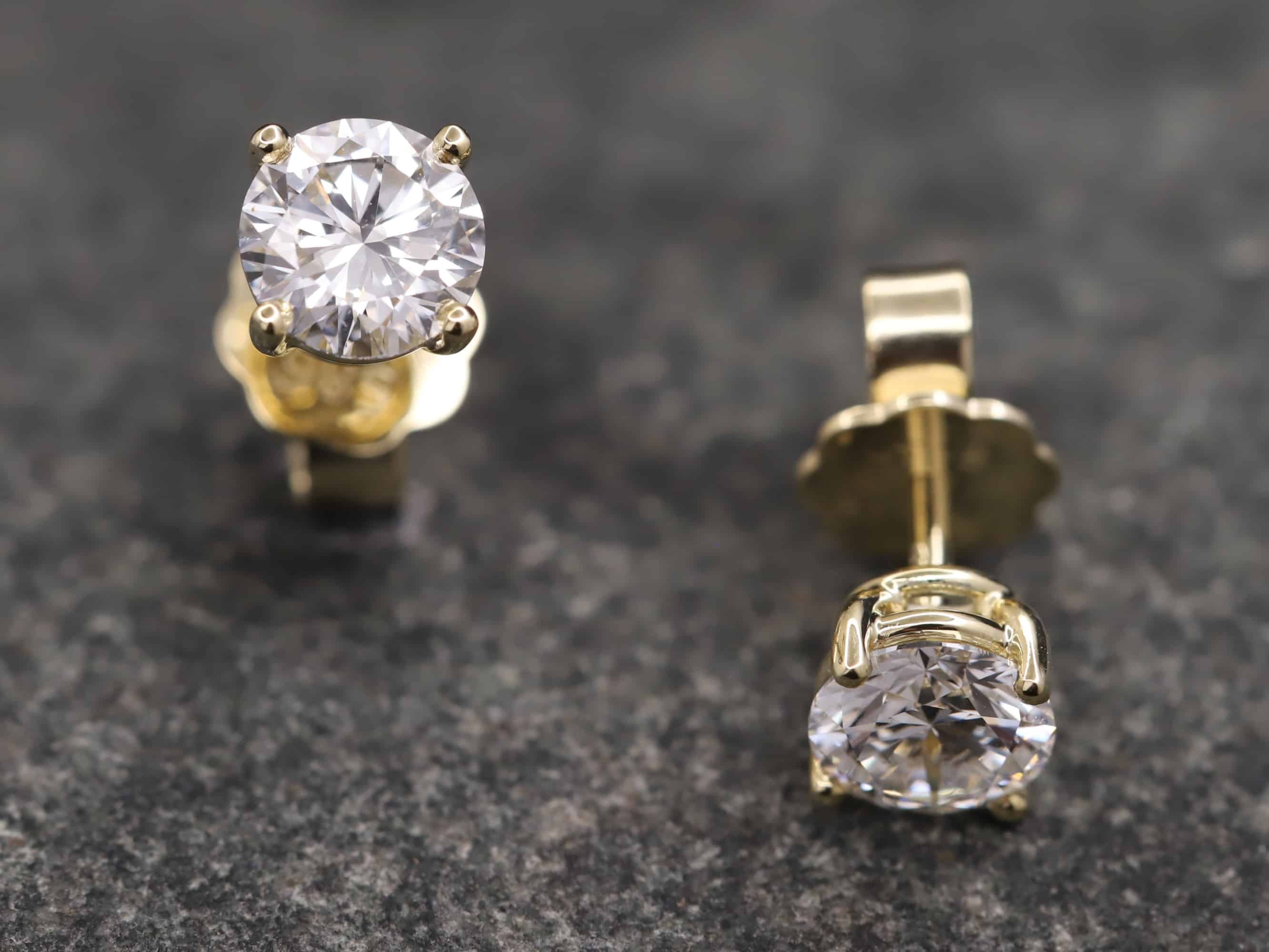 1,2ct Brillantstecker in 585er Gelbgold mit einer Viergriff Fassung (4 Krappen je Stein, synthetische Brillanten) – Bild 7
