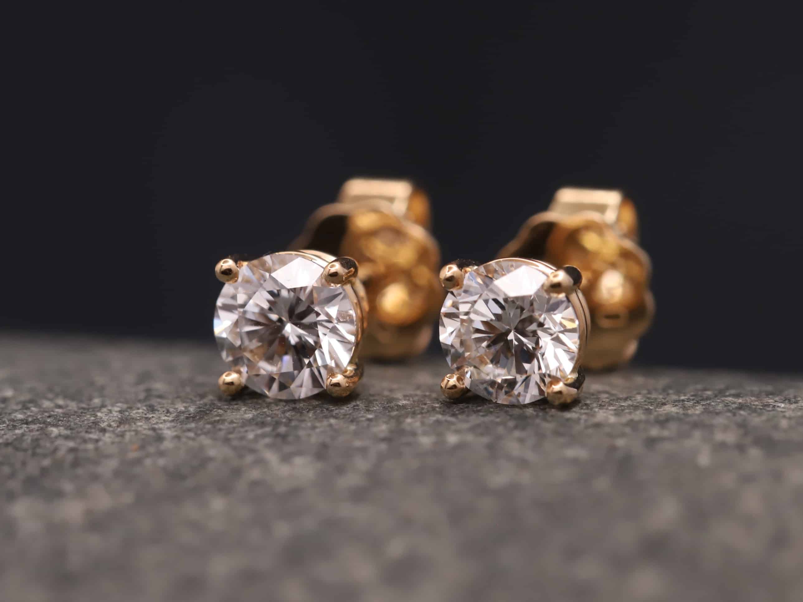 0,691ct Brillantstecker in 750er Rosegold mit einer Viergriff Fassung (4 Krappen je Stein, synthetische Brillanten) – Bild 2