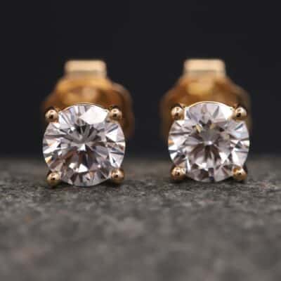 0,691ct Brillantstecker in 750er Rosegold mit einer Viergriff Fassung (4 Krappen je Stein, synthetische Brillanten)