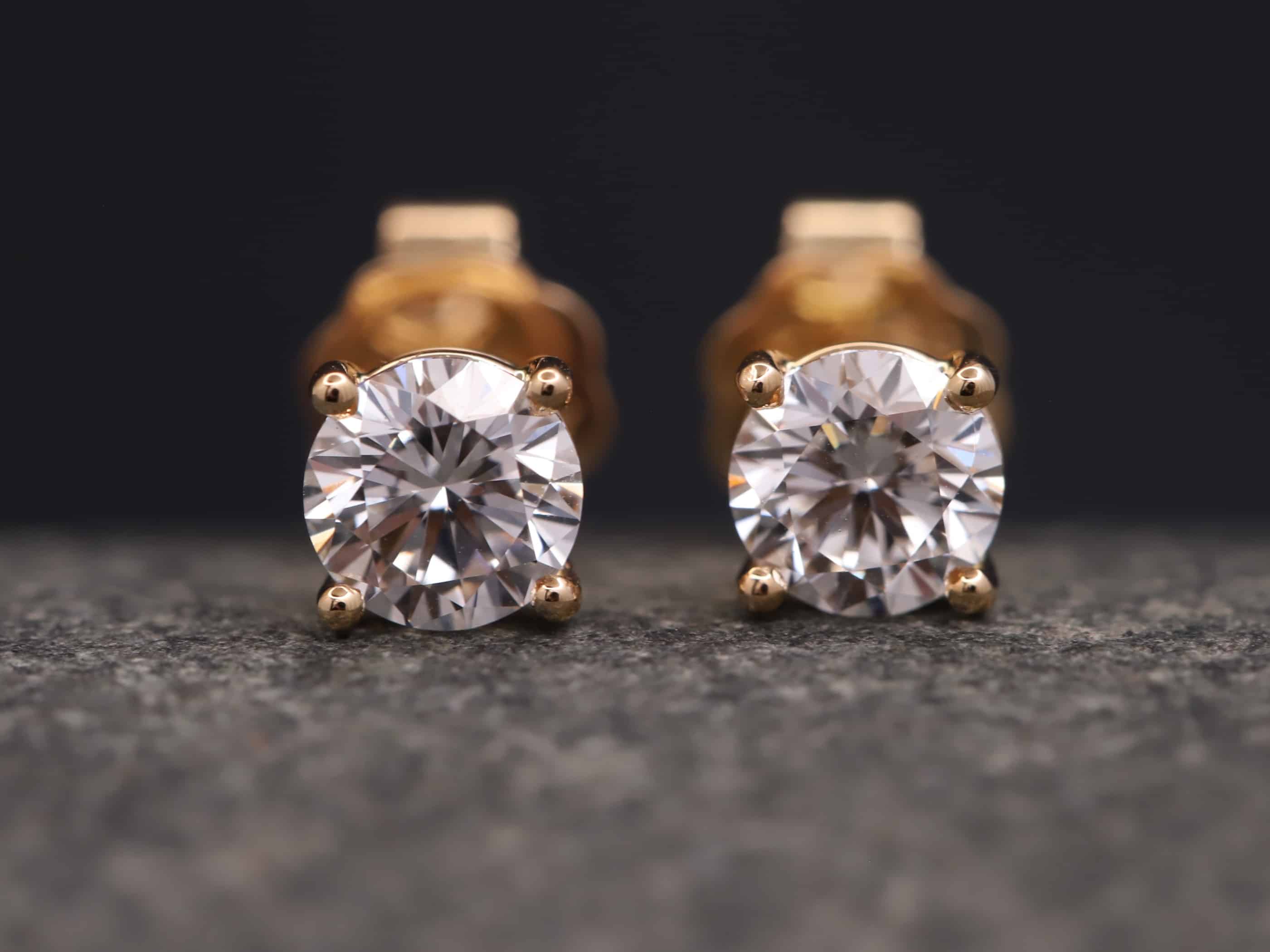 0,691ct Brillantstecker in 750er Rosegold mit einer Viergriff Fassung (4 Krappen je Stein, synthetische Brillanten)
