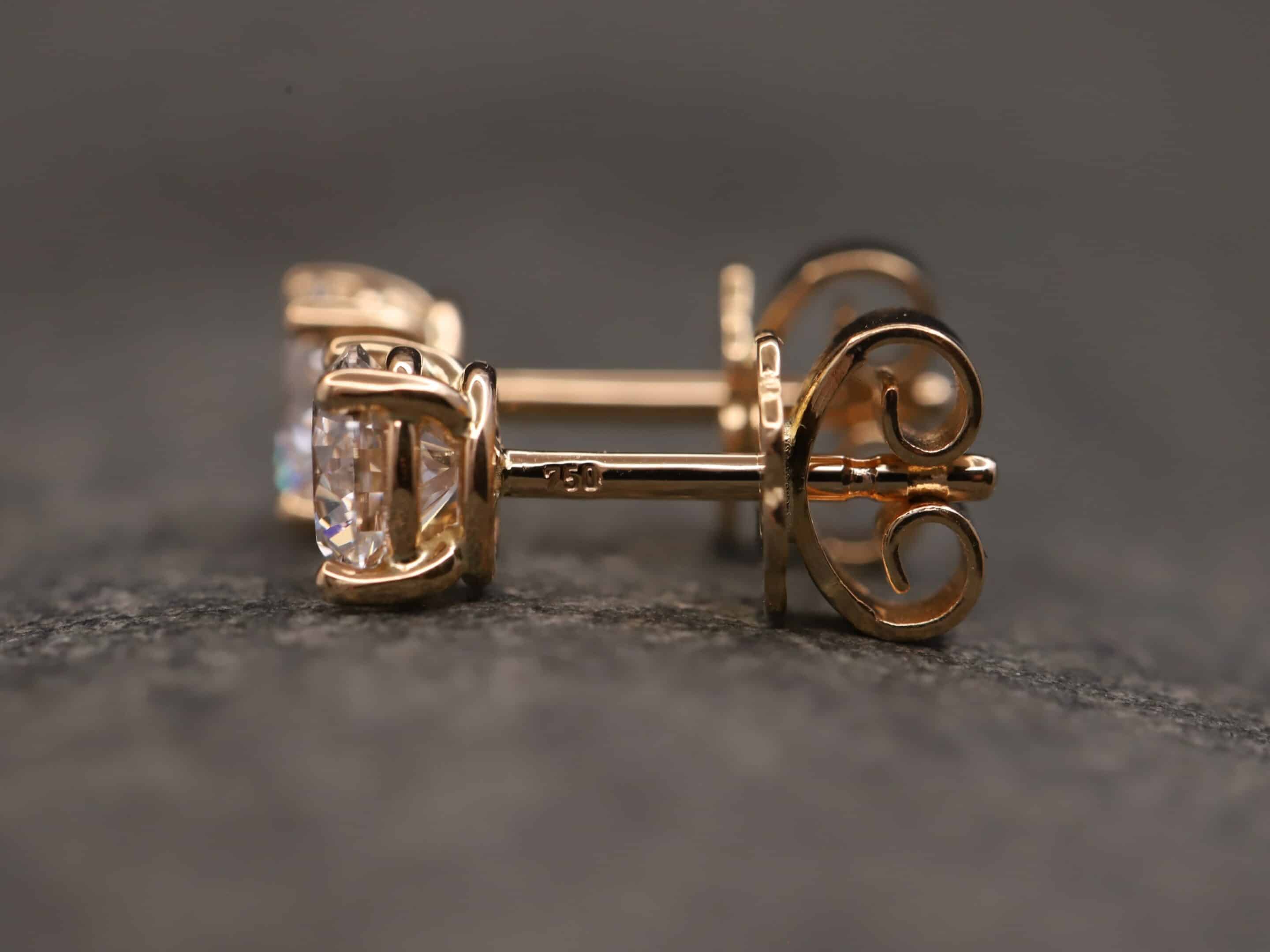 0,691ct Brillantstecker in 750er Rosegold mit einer Viergriff Fassung (4 Krappen je Stein, synthetische Brillanten) – Bild 4