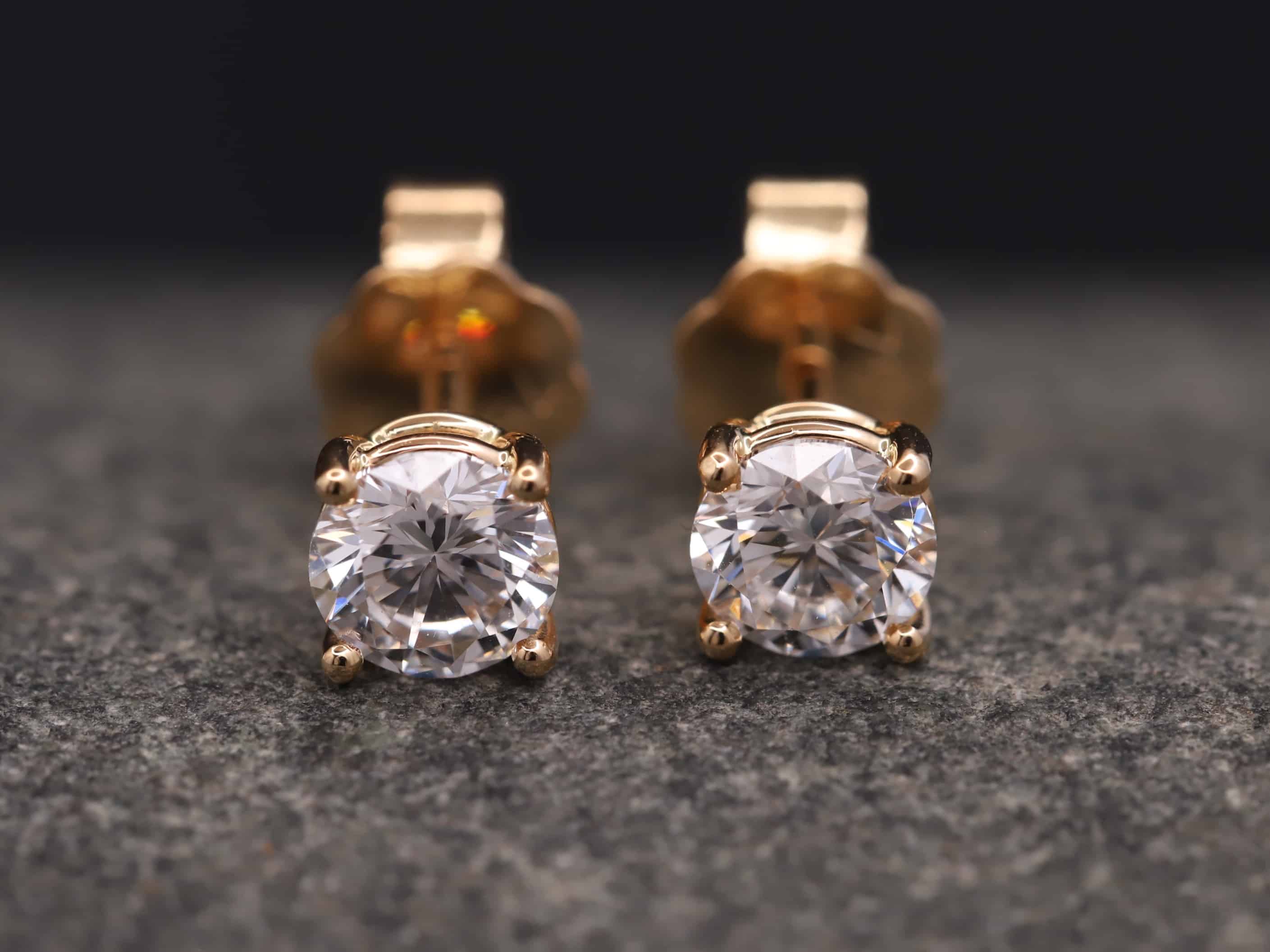 0,691ct Brillantstecker in 750er Rosegold mit einer Viergriff Fassung (4 Krappen je Stein, synthetische Brillanten) – Bild 6