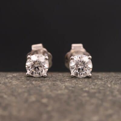 0,4ct Brillantstecker in 585er Weißgold mit einer Viergriff Fassung (4 Krappen je Stein, synthetische Brillanten)