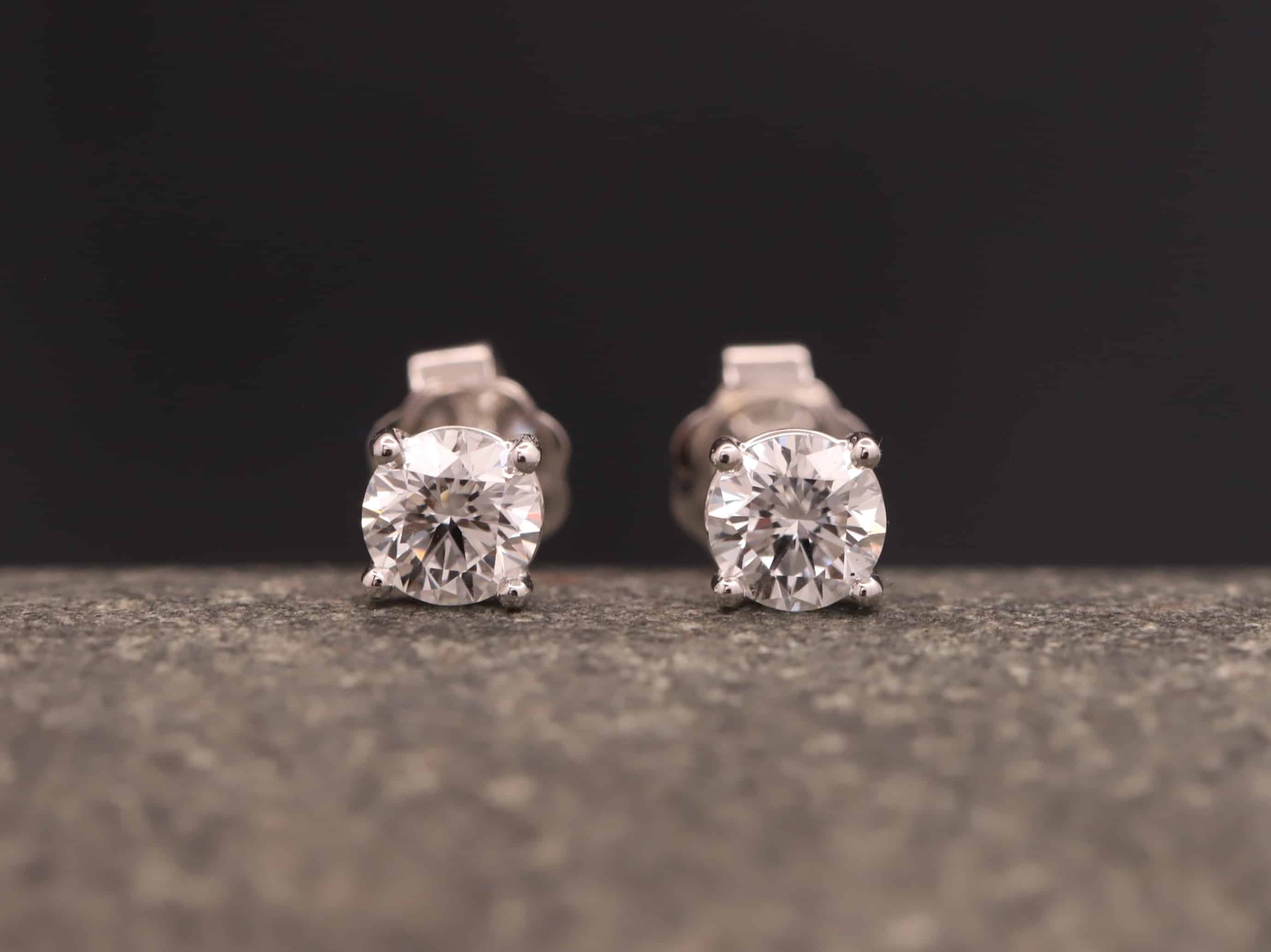 0,4ct Brillantstecker in 585er Weißgold mit einer Viergriff Fassung (4 Krappen je Stein, synthetische Brillanten)