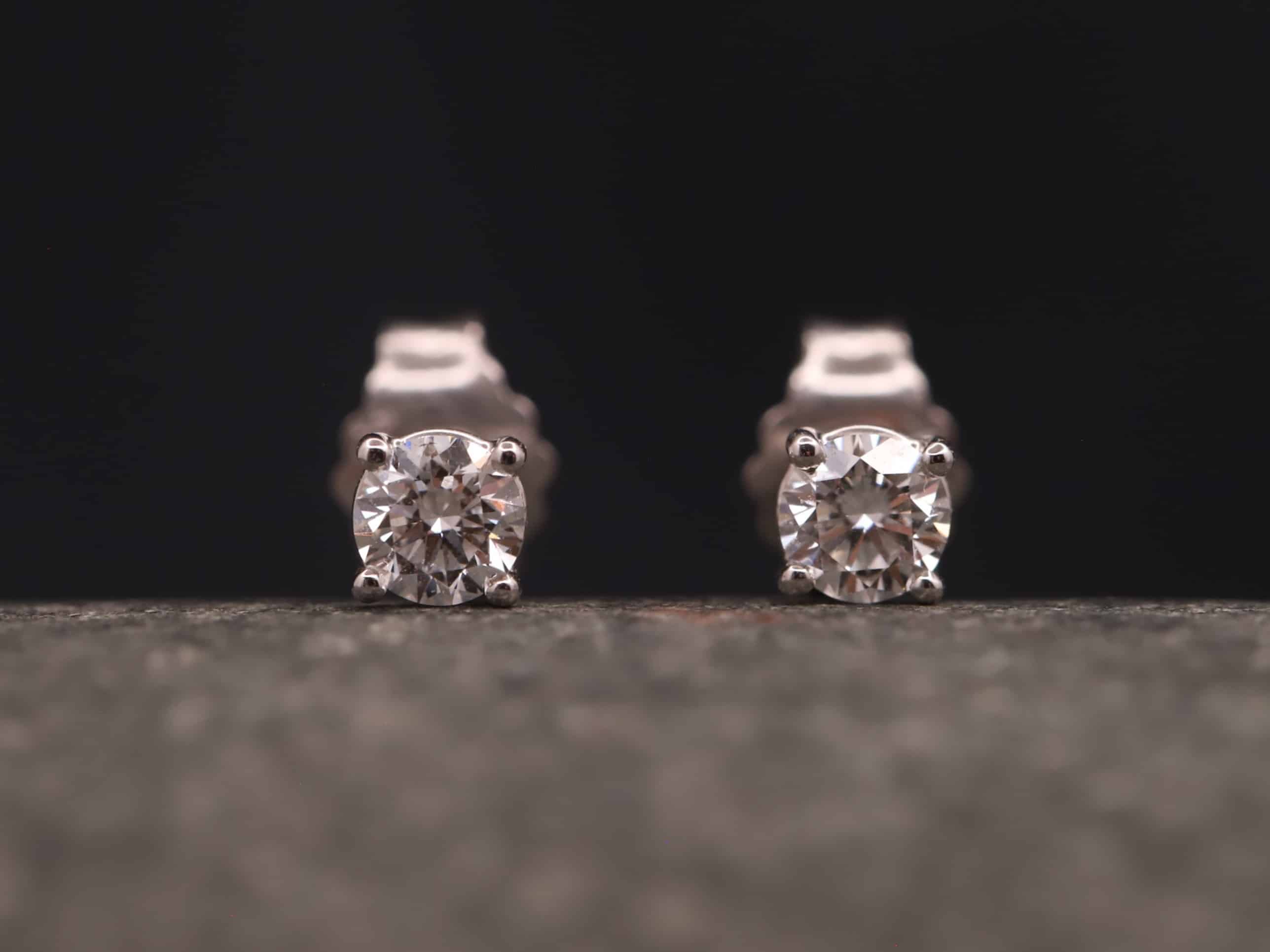0,4ct Brillantstecker in 585er Weißgold mit einer Viergriff Fassung (4 Krappen je Stein, synthetische Brillanten) – Bild 5