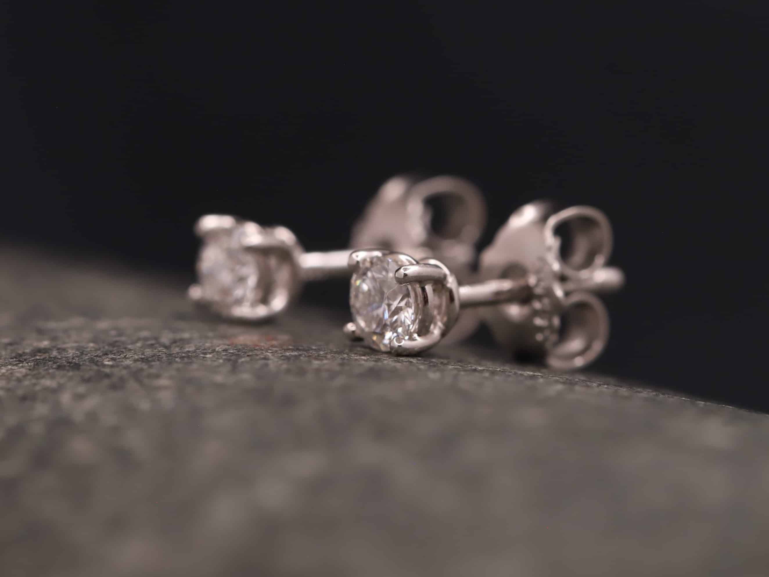 0,4ct Brillantstecker in 585er Weißgold mit einer Viergriff Fassung (4 Krappen je Stein, synthetische Brillanten) – Bild 2