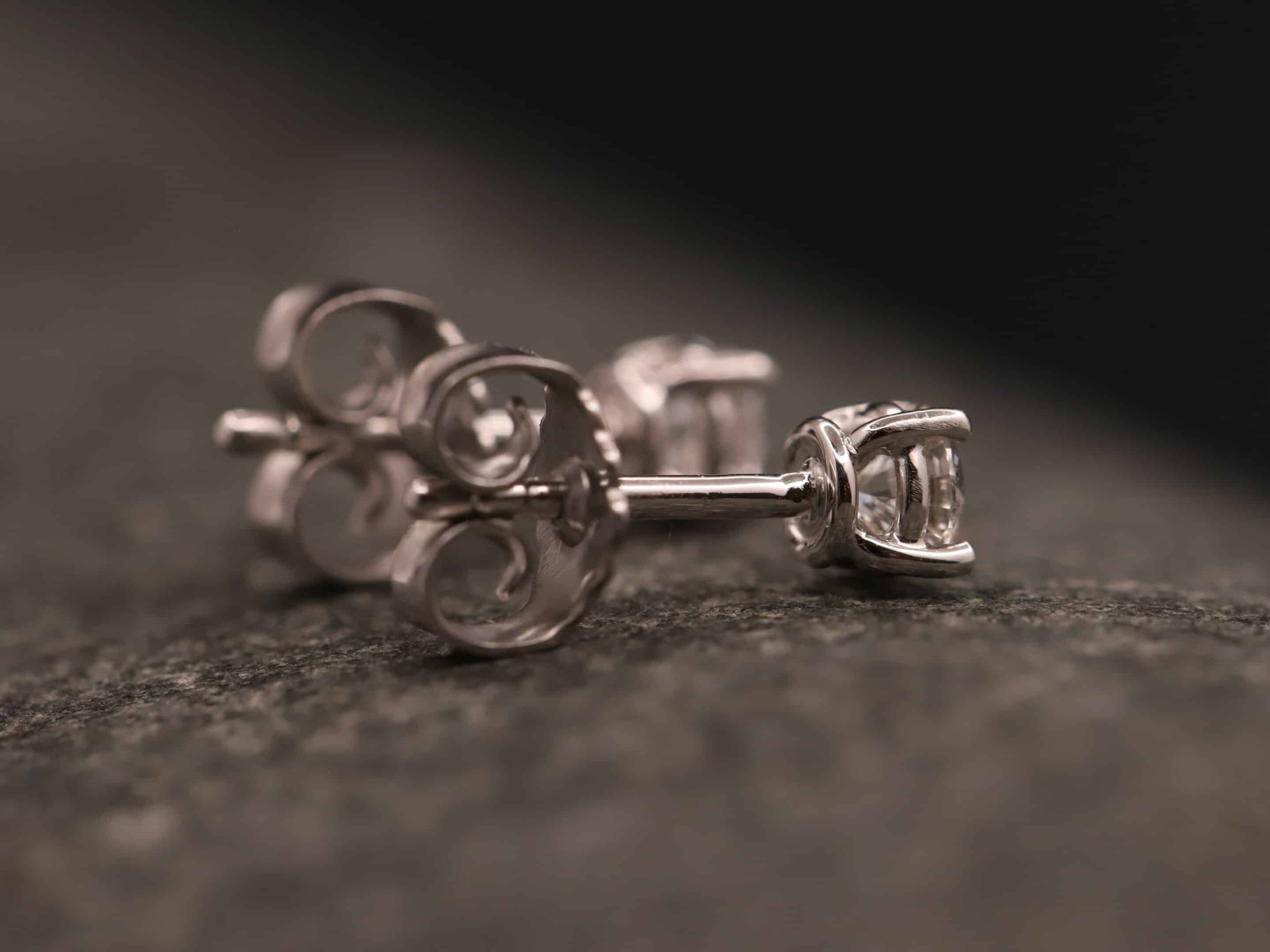 0,4ct Brillantstecker in 585er Weißgold mit einer Viergriff Fassung (4 Krappen je Stein, synthetische Brillanten) – Bild 4