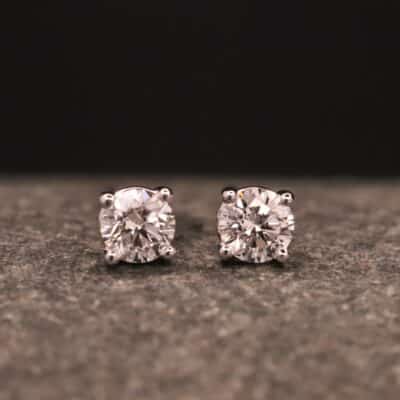 0,3ct Brillantstecker in 585er Weißgold mit einer Viergriff Fassung (4 Krappen je Stein, synthetische Brillanten)