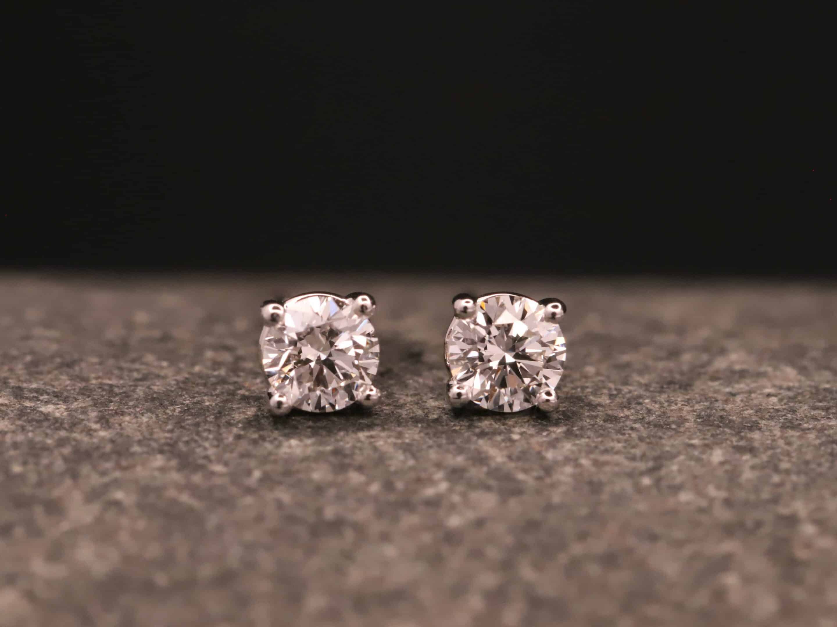 0,3ct Brillantstecker in 585er Weißgold mit einer Viergriff Fassung (4 Krappen je Stein, synthetische Brillanten)