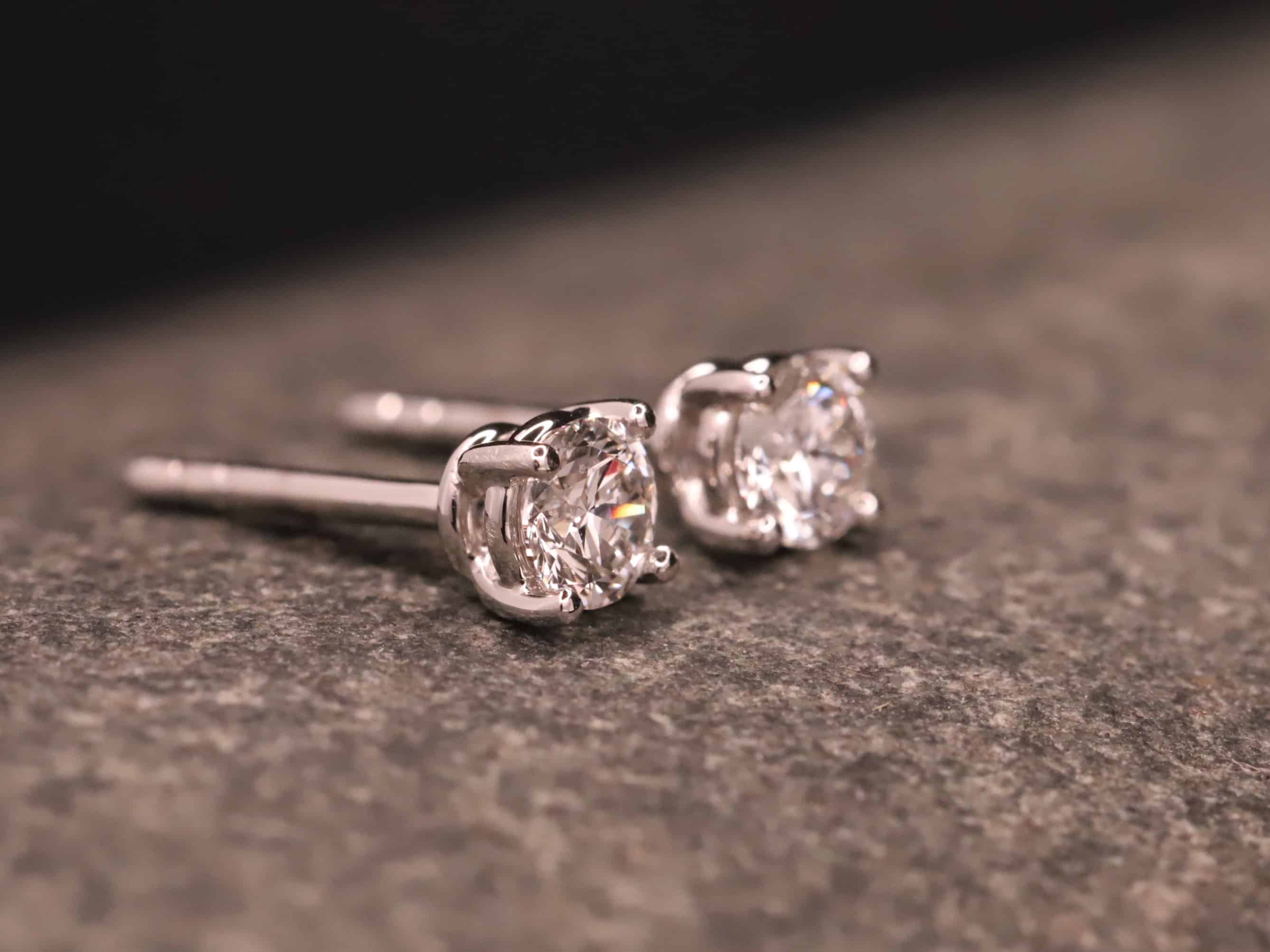 0,3ct Brillantstecker in 585er Weißgold mit einer Viergriff Fassung (4 Krappen je Stein, synthetische Brillanten) – Bild 3