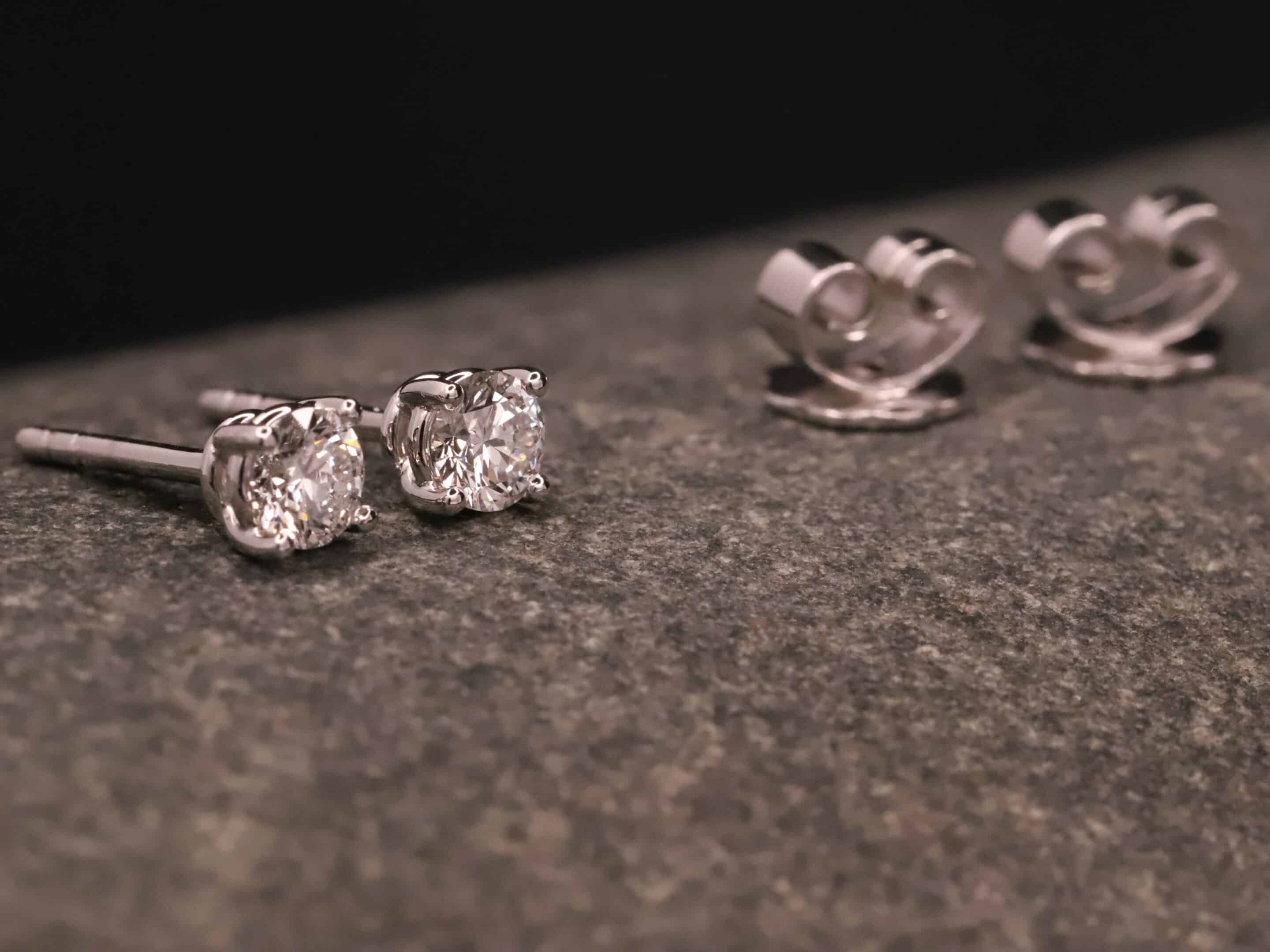 0,3ct Brillantstecker in 585er Weißgold mit einer Viergriff Fassung (4 Krappen je Stein, synthetische Brillanten) – Bild 2