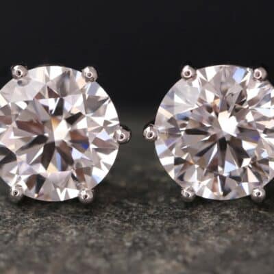 4,19ct Brillantstecker in 750er Weißgold mit einer Sechsgriff Fassung (6 Krappen je Stein, synthetische Brillanten)