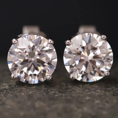 3,14ct Brillantstecker in 750er Weißgold mit einer Viergriff Fassung (4 Krappen je Stein, synthetische Brillanten)