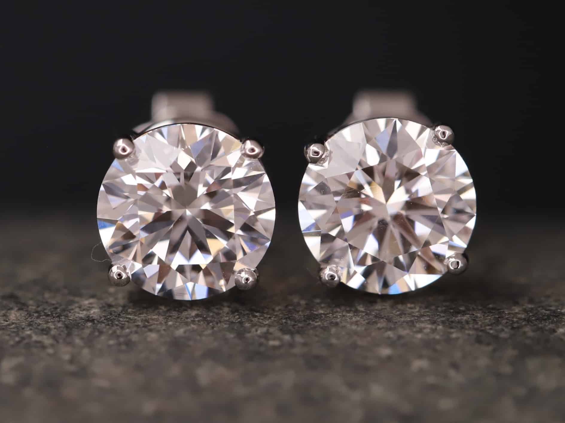 3,14ct Brillantstecker in 750er Weißgold mit einer Viergriff Fassung (4 Krappen je Stein, synthetische Brillanten)