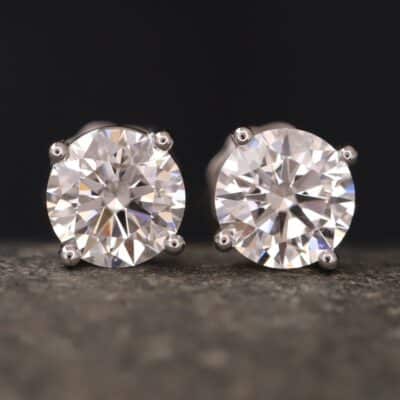 2,13ct Brillantstecker in 750er Weißgold mit einer Viergriff Fassung (4 Krappen je Stein, synthetische Brillanten)