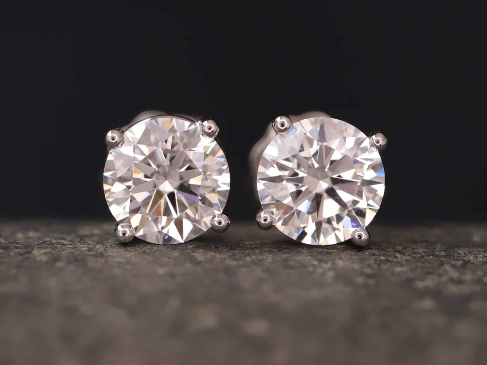 2,13ct Brillantstecker in 750er Weißgold mit einer Viergriff Fassung (4 Krappen je Stein, synthetische Brillanten)