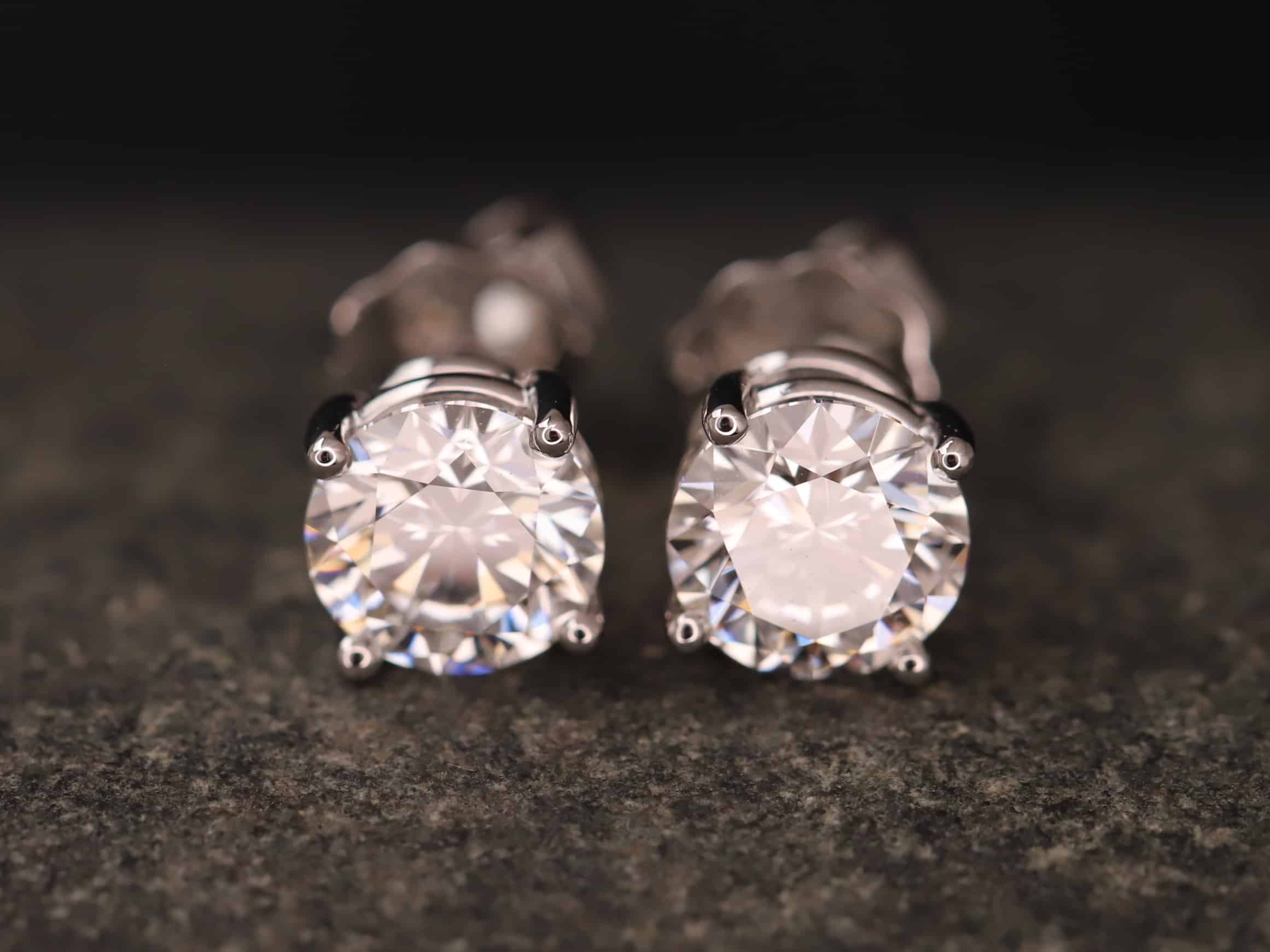 2,13ct Brillantstecker in 750er Weißgold mit einer Viergriff Fassung (4 Krappen je Stein, synthetische Brillanten) – Bild 2
