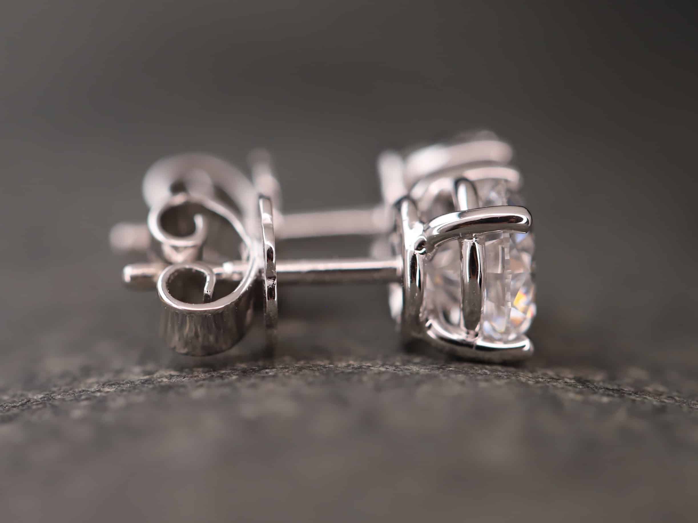 2,13ct Brillantstecker in 750er Weißgold mit einer Viergriff Fassung (4 Krappen je Stein, synthetische Brillanten) – Bild 5