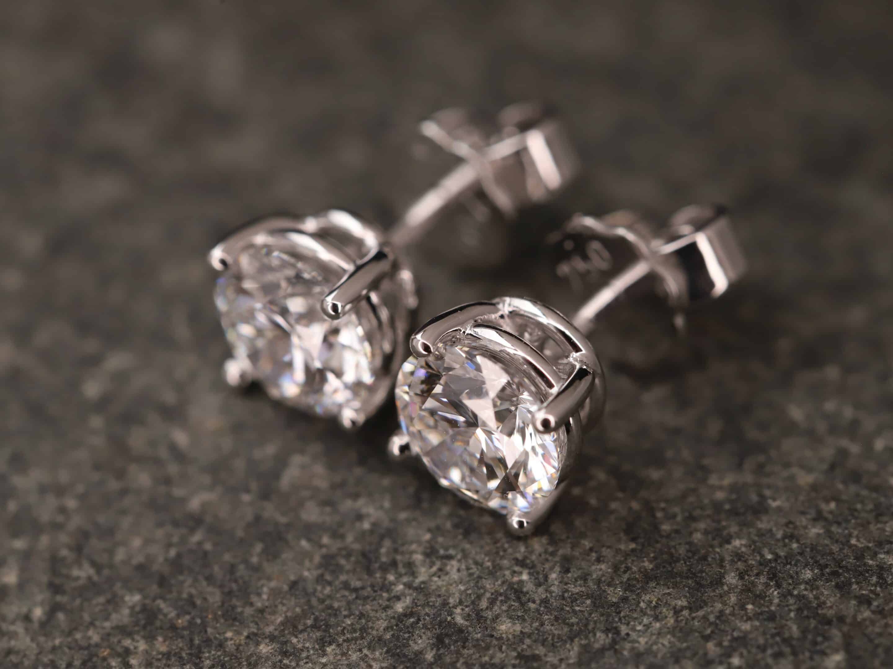 2,13ct Brillantstecker in 750er Weißgold mit einer Viergriff Fassung (4 Krappen je Stein, synthetische Brillanten) – Bild 6
