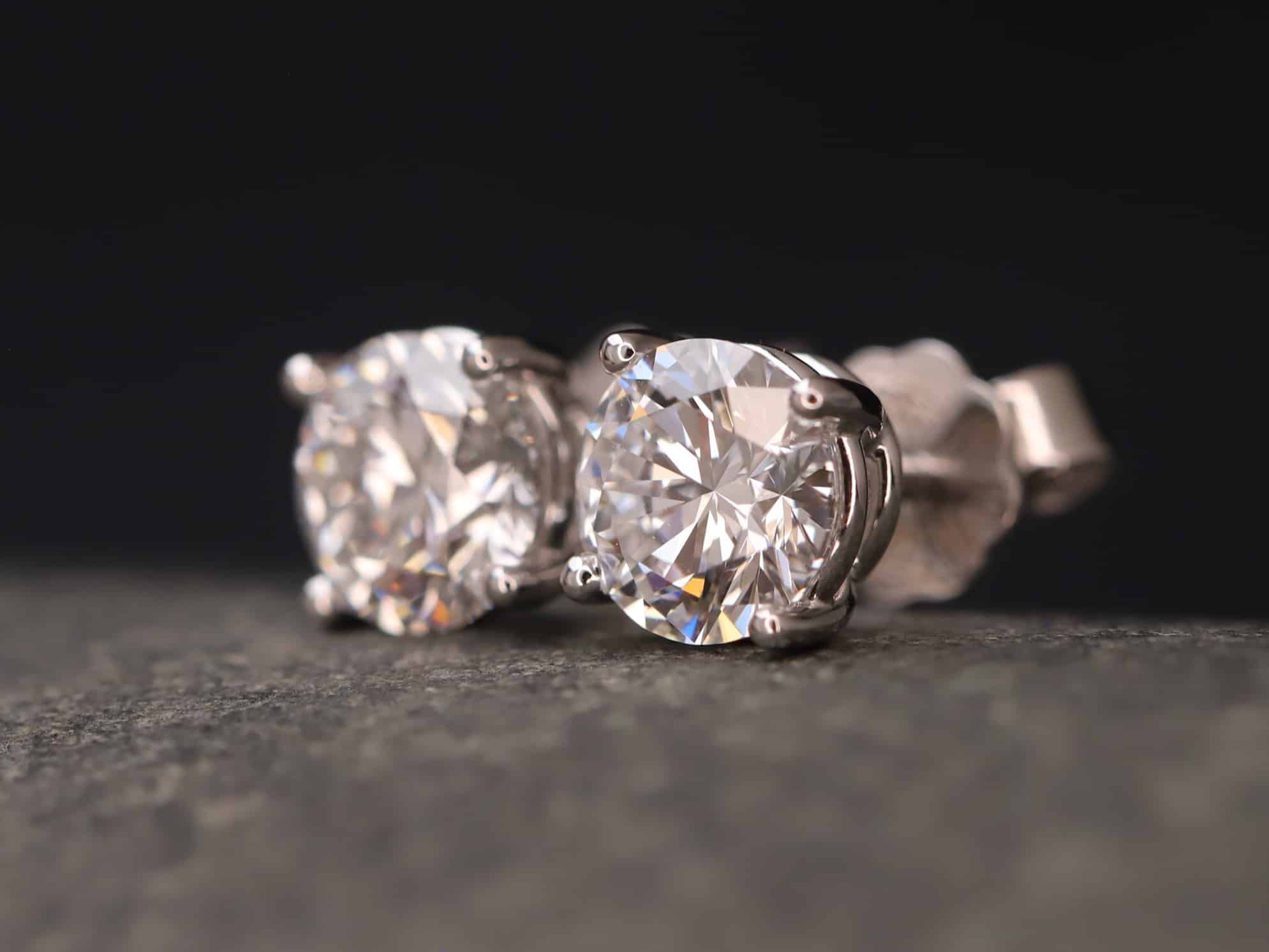 2,13ct Brillantstecker in 750er Weißgold mit einer Viergriff Fassung (4 Krappen je Stein, synthetische Brillanten) – Bild 7