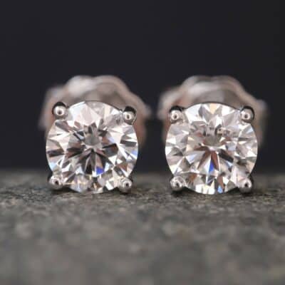 1,0ct Brillantstecker in 585er Weißgold mit einer Viergriff Fassung (4 Krappen je Stein, synthetische Brillanten)