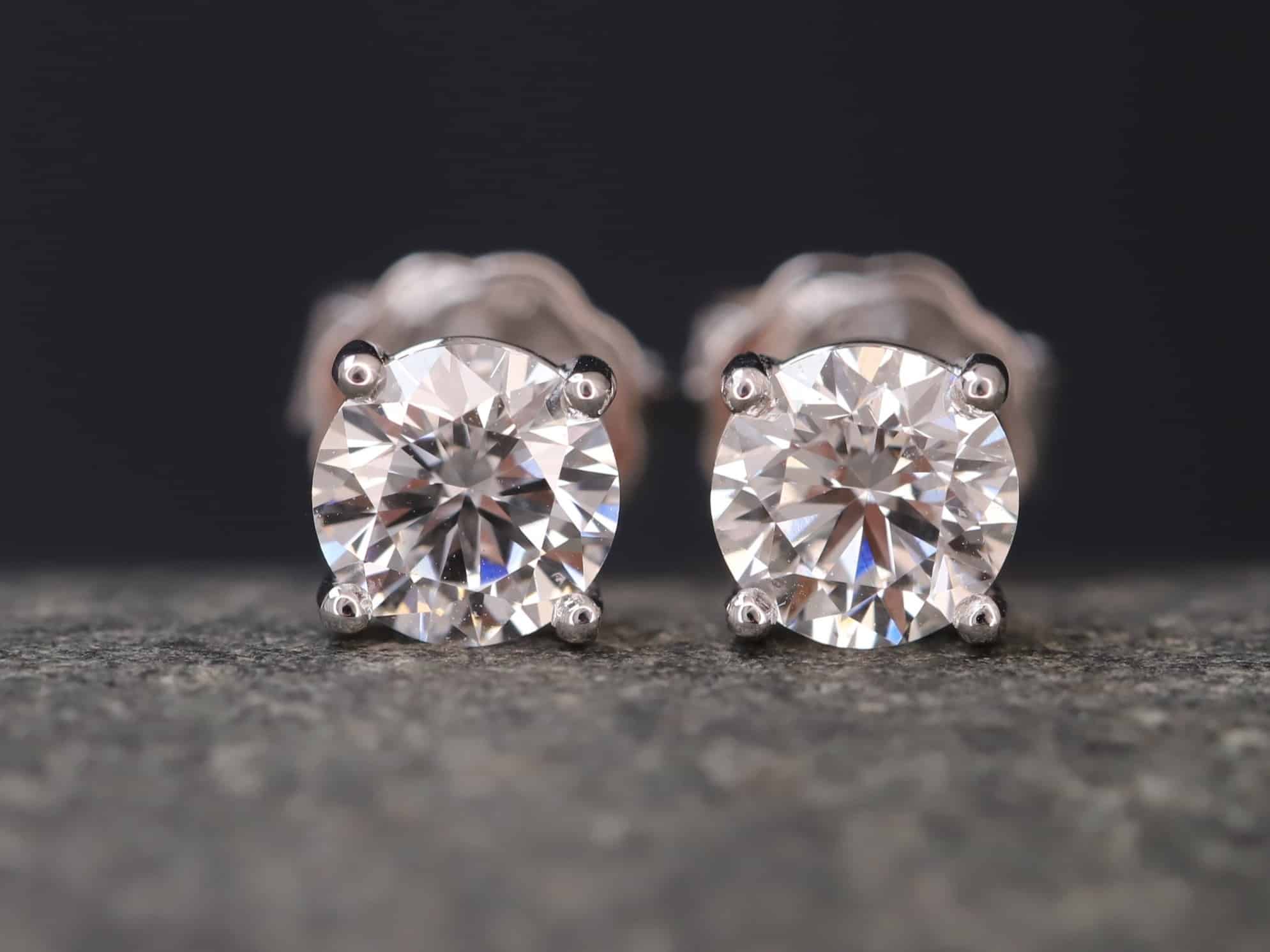 1,0ct Brillantstecker in 585er Weißgold mit einer Viergriff Fassung (4 Krappen je Stein, synthetische Brillanten)