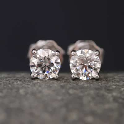 1,129ct Brillantstecker in 750er Weißgold mit einer Viergriff Fassung (4 Krappen je Stein, synthetische Brillanten)