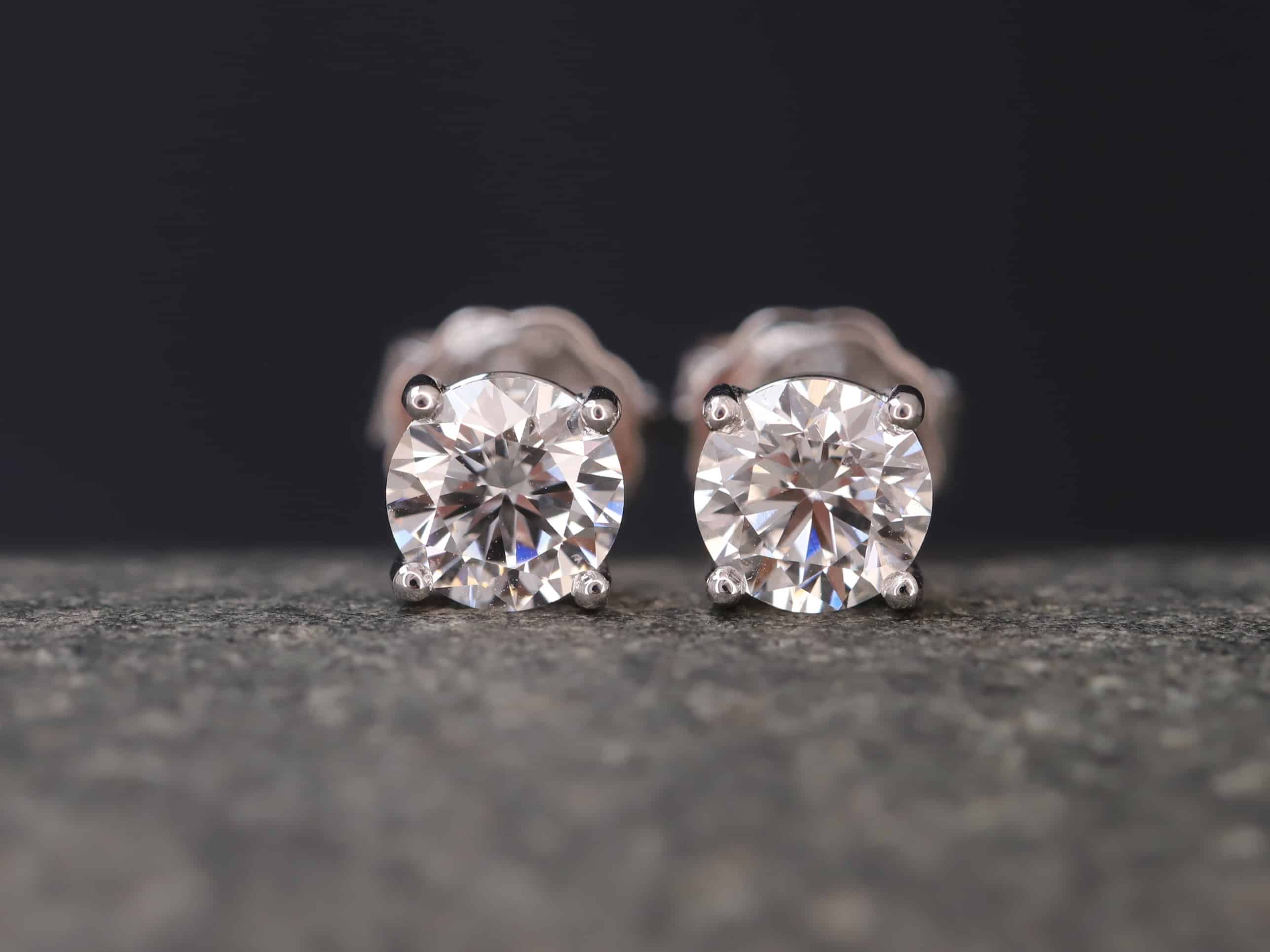 1,129ct Brillantstecker in 750er Weißgold mit einer Viergriff Fassung (4 Krappen je Stein, synthetische Brillanten)