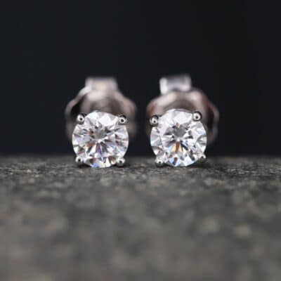 0,73ct Brillantstecker in 585er Weißgold mit einer Viergriff Fassung (4 Krappen je Stein, synthetische Brillanten)
