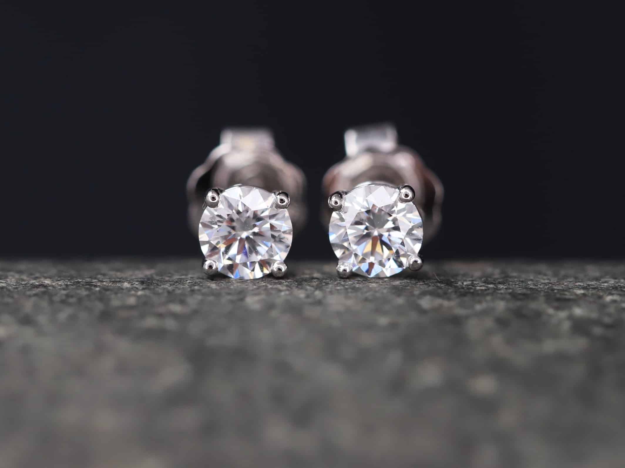 0,73ct Brillantstecker in 585er Weißgold mit einer Viergriff Fassung (4 Krappen je Stein, synthetische Brillanten)