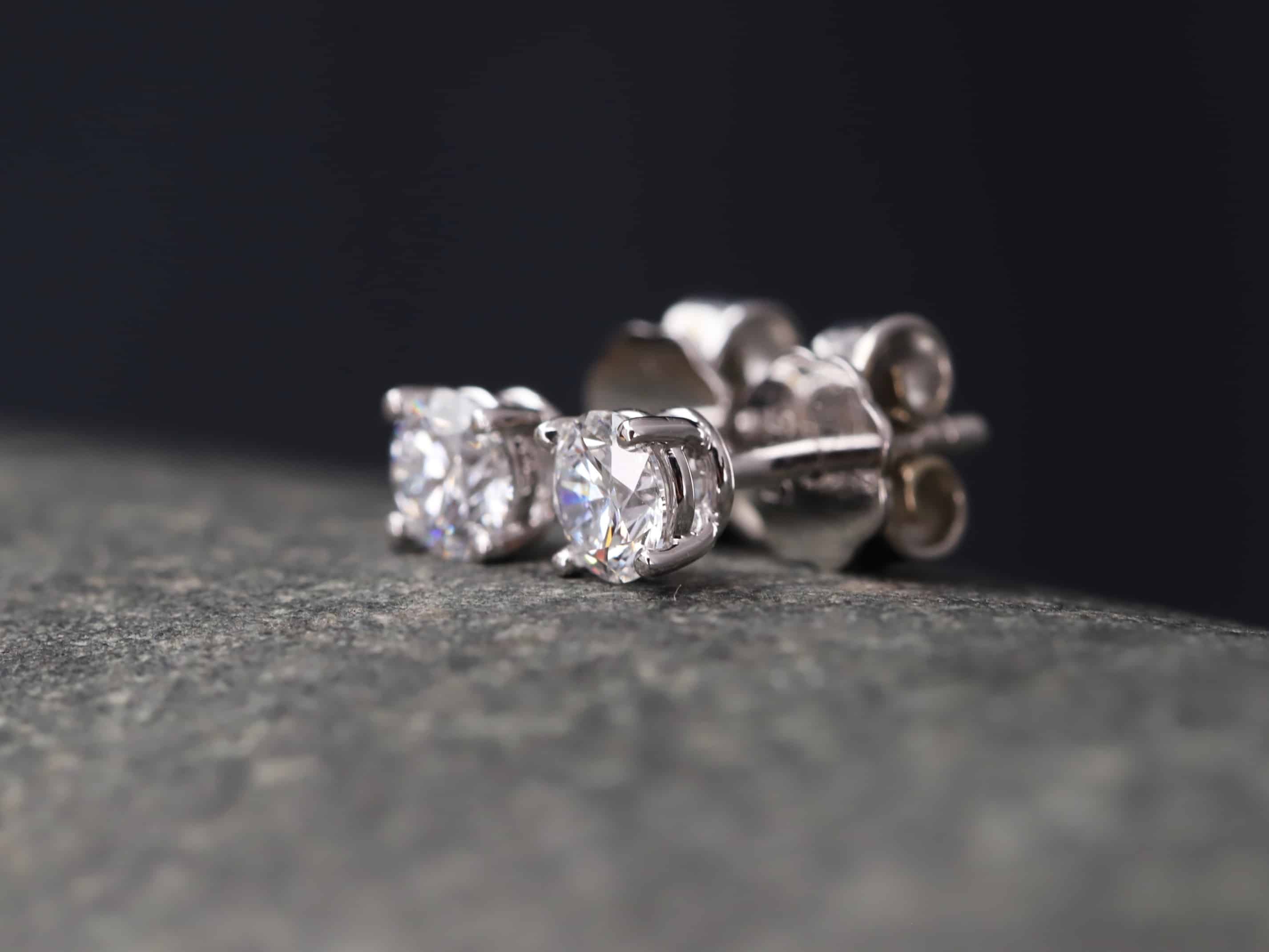 0,73ct Brillantstecker in 585er Weißgold mit einer Viergriff Fassung (4 Krappen je Stein, synthetische Brillanten) – Bild 2