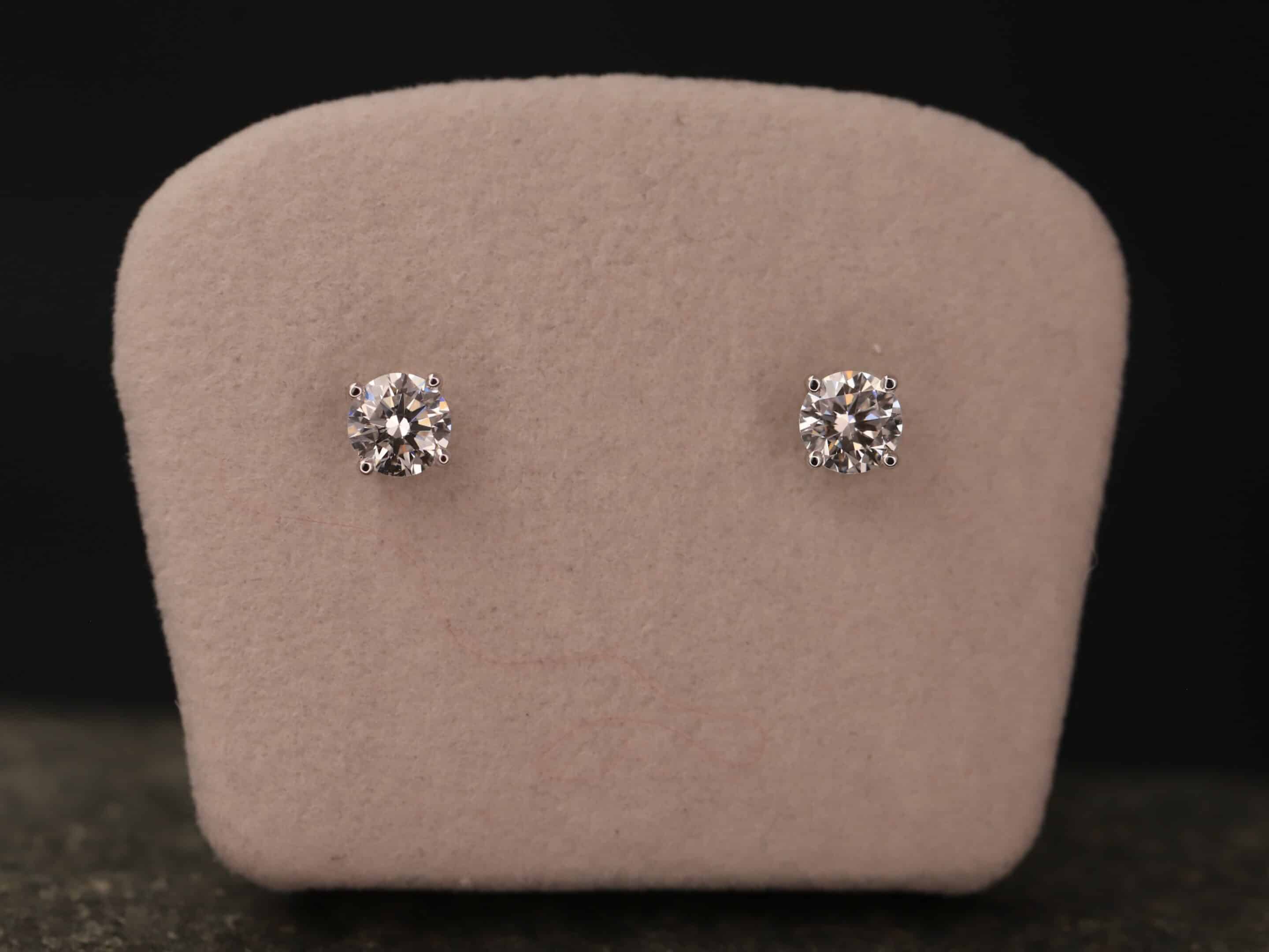 0,73ct Brillantstecker in 585er Weißgold mit einer Viergriff Fassung (4 Krappen je Stein, synthetische Brillanten) – Bild 5