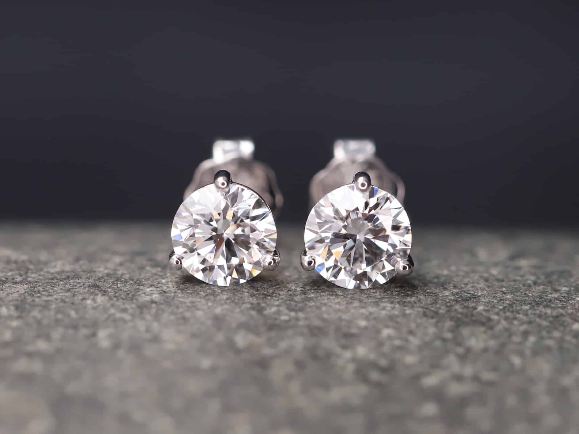2,069ct Brillantstecker in 585er Weißgold mit einer Dreigriff Fassung (3 Krappen je Stein, synthetische Brillanten) – Bild 5