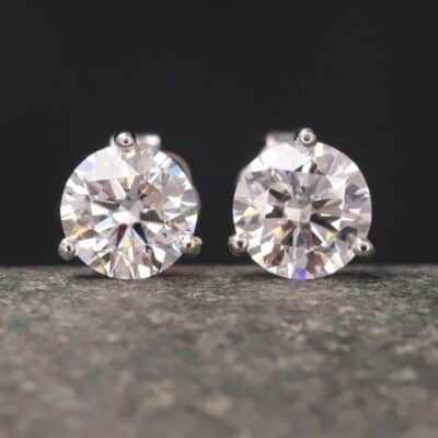 2,069ct Brillantstecker in 585er Weißgold mit einer Dreigriff Fassung (3 Krappen je Stein, synthetische Brillanten)