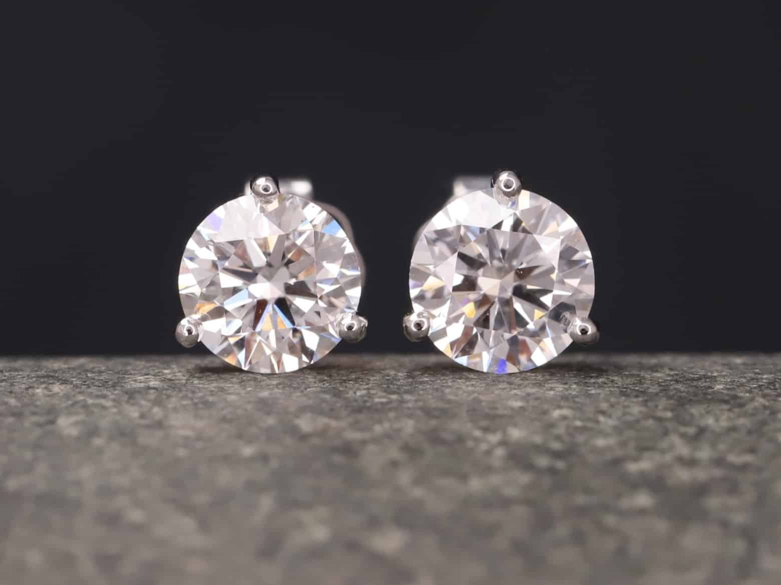 2,069ct Brillantstecker in 585er Weißgold mit einer Dreigriff Fassung (3 Krappen je Stein, synthetische Brillanten)