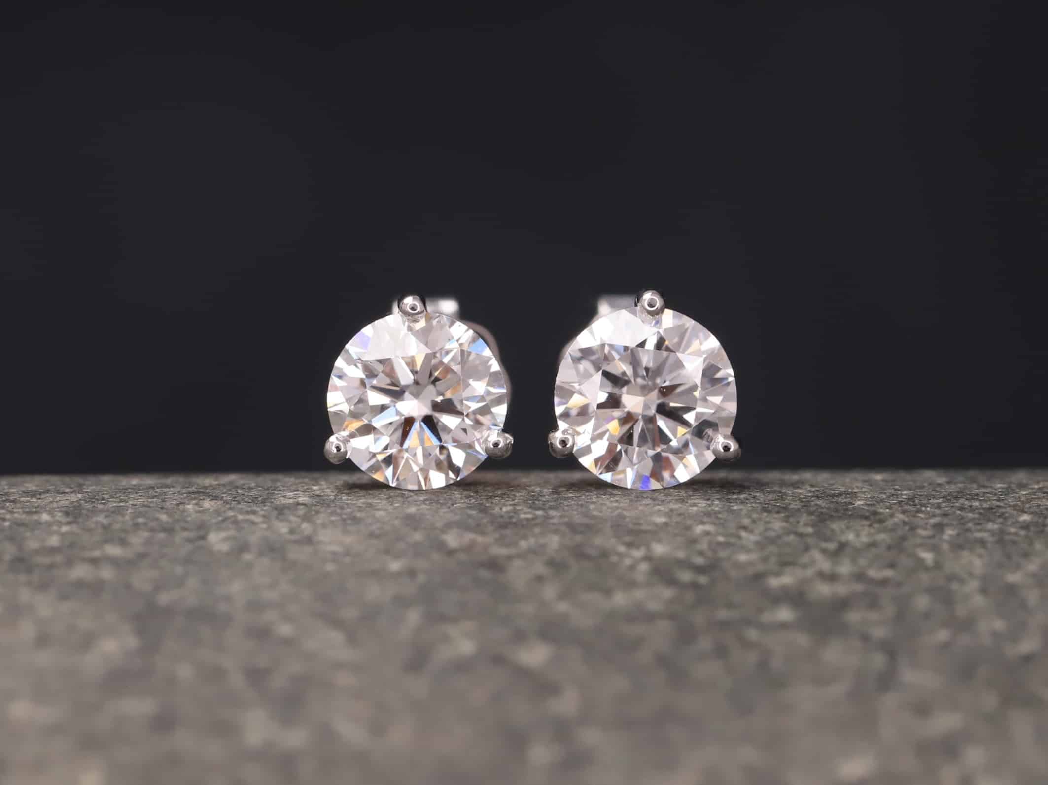 2,069ct Brillantstecker in 585er Weißgold mit einer Dreigriff Fassung (3 Krappen je Stein, synthetische Brillanten) – Bild 2