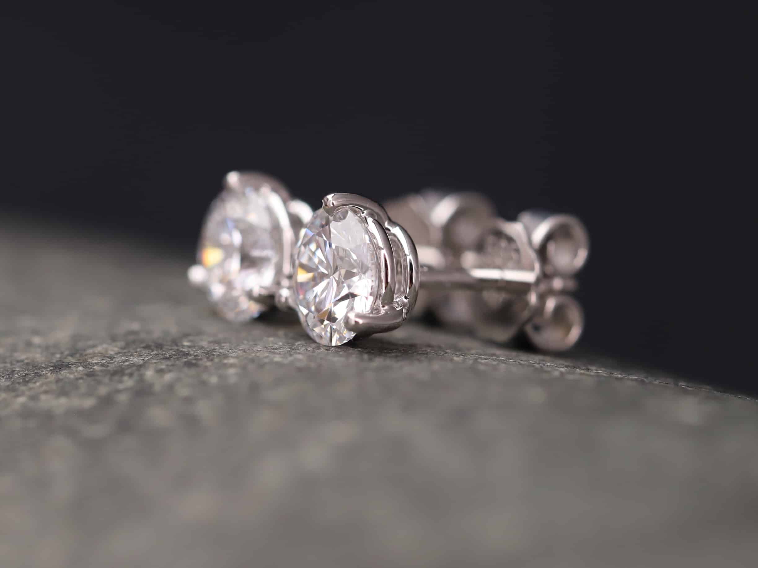 2,069ct Brillantstecker in 585er Weißgold mit einer Dreigriff Fassung (3 Krappen je Stein, synthetische Brillanten) – Bild 3